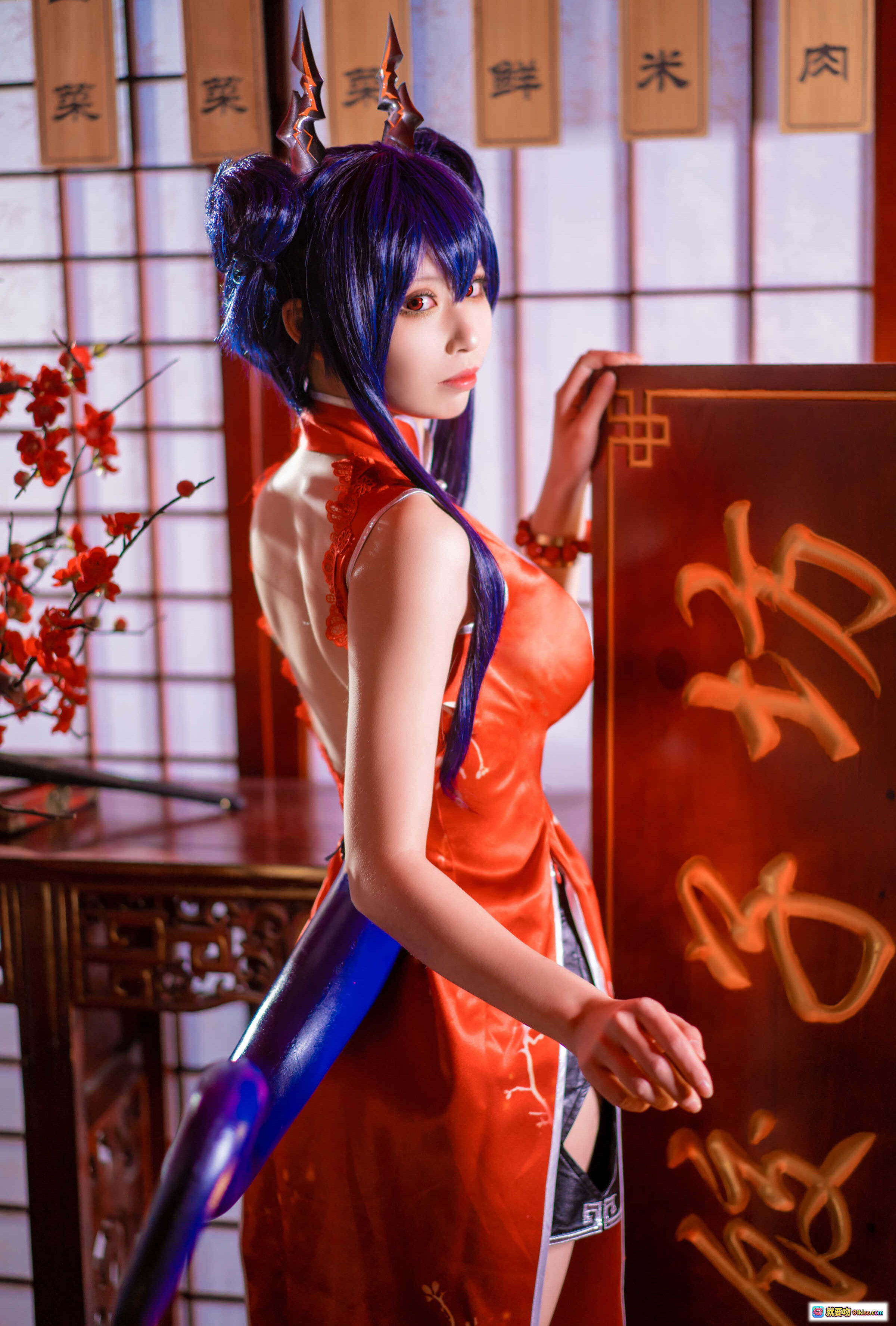 图片[3] - 爱老师cos明日方舟岁红霞陈 红色露背旗袍 持扇古风写真 16P高清图集 - 就要吻