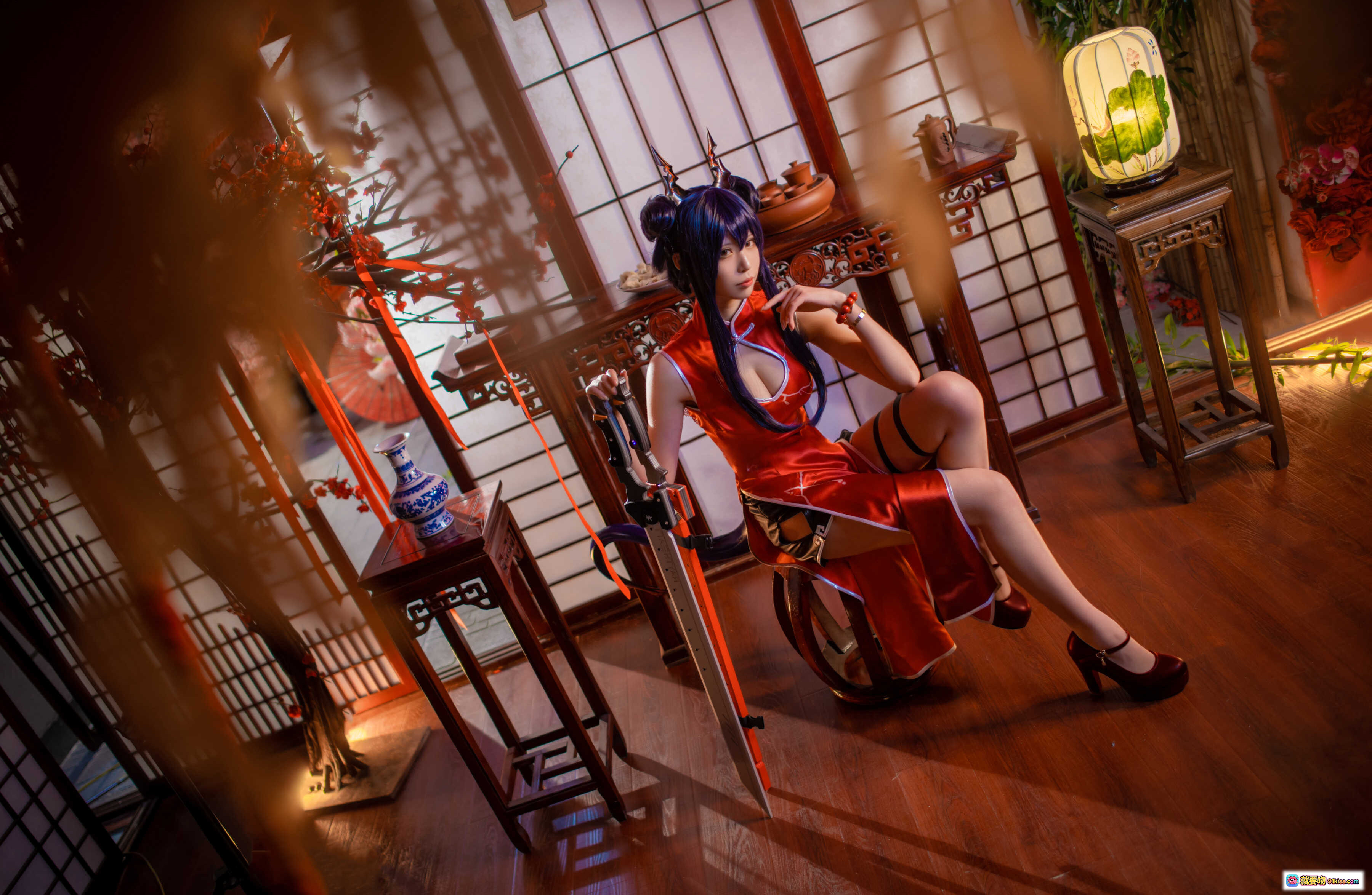 图片[10] - 爱老师cos明日方舟岁红霞陈 红色露背旗袍 持扇古风写真 16P高清图集 - 就要吻