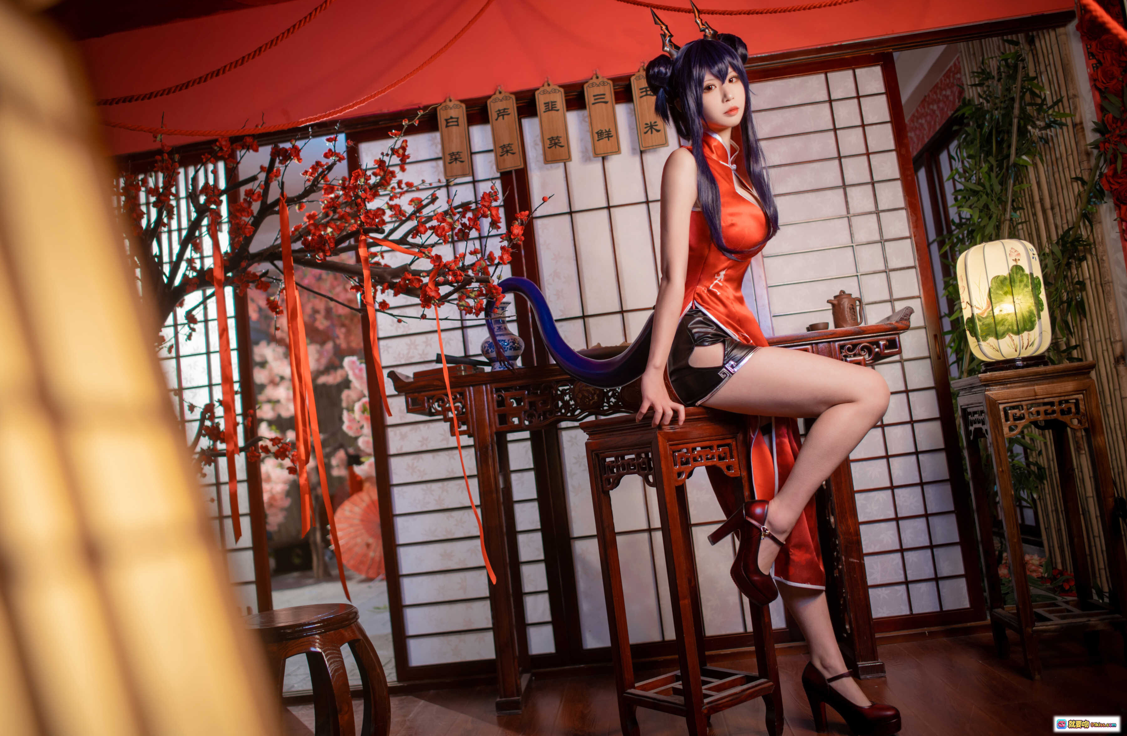 图片[5] - 爱老师cos明日方舟岁红霞陈 红色露背旗袍 持扇古风写真 16P高清图集 - 就要吻