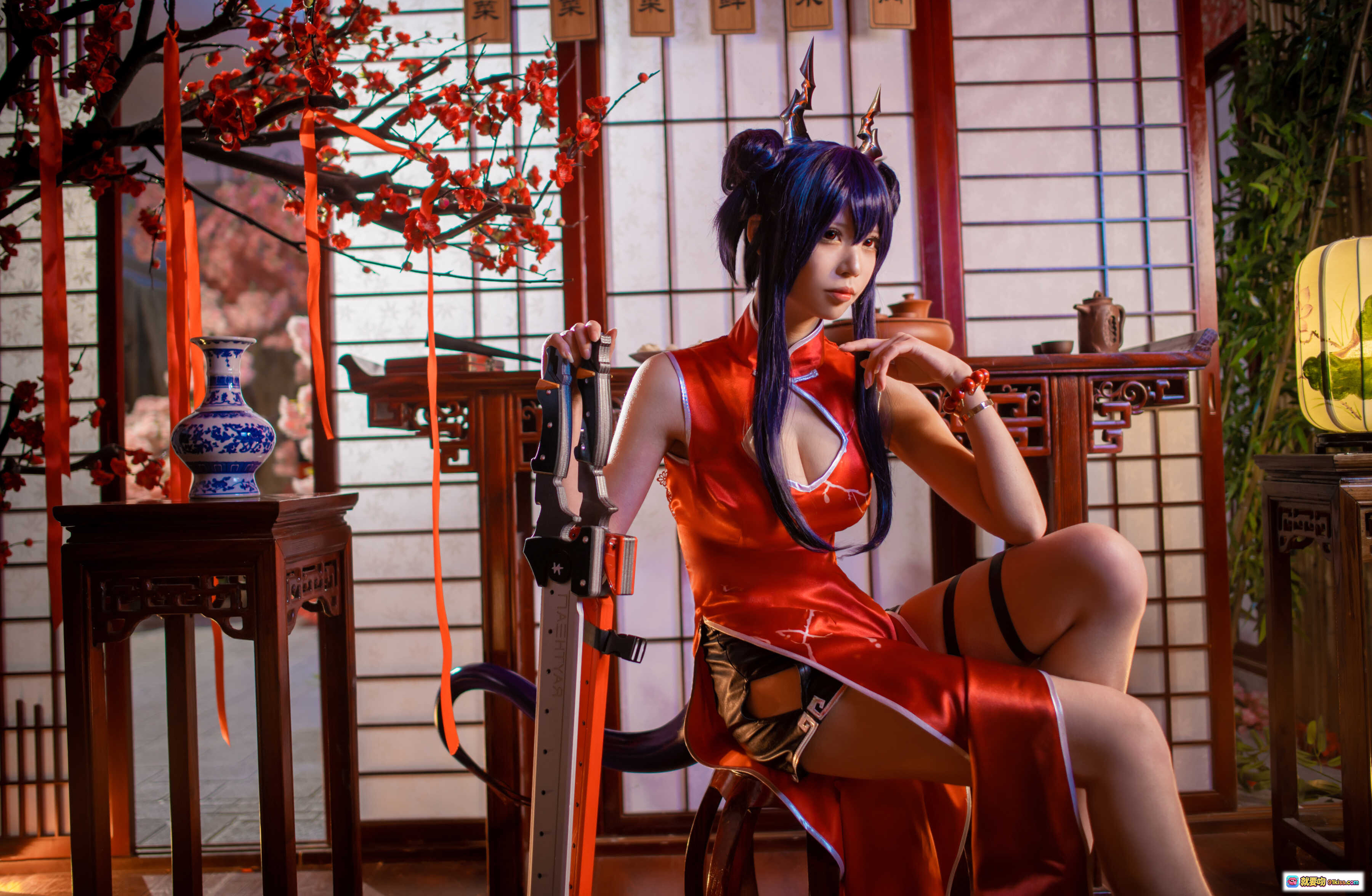 图片[7] - 爱老师cos明日方舟岁红霞陈 红色露背旗袍 持扇古风写真 16P高清图集 - 就要吻