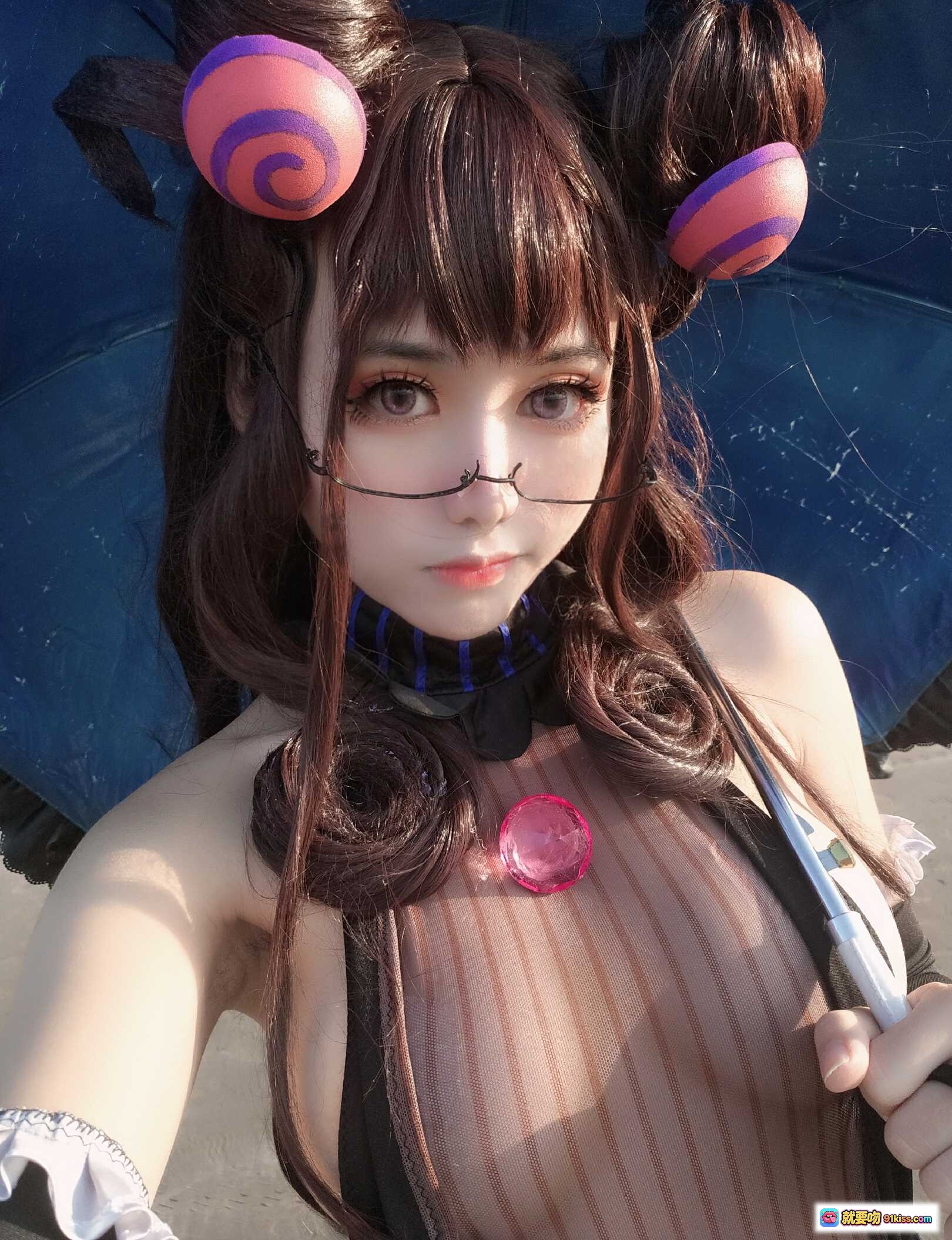 图片[4] - 一笑芳香沁NO.027紫式部2 Cosplay写真 透明条纹紧身衣 蓝黑配色蕾丝边 沙滩持伞美背特写 30P高清图集 - 就要吻