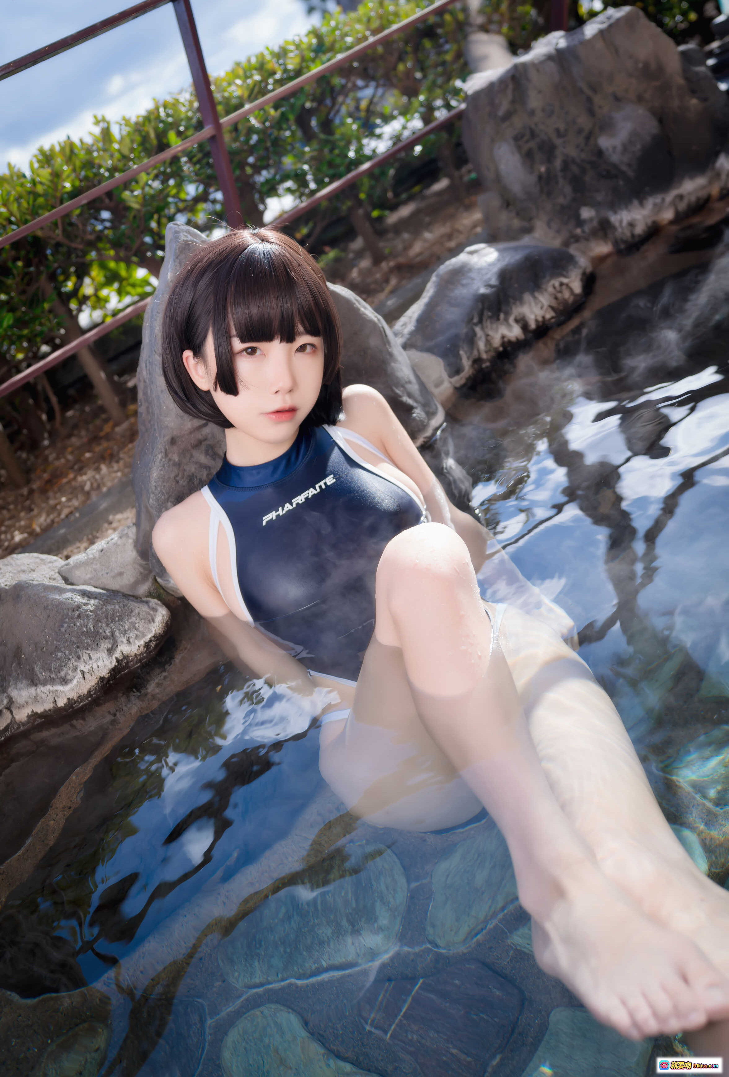 图片[4] - 水淼NO.073竞泳水着写真｜蓝白高叉连体泳衣｜短发少女户外木台摆拍｜清新自然阳光氛围 - 就要吻