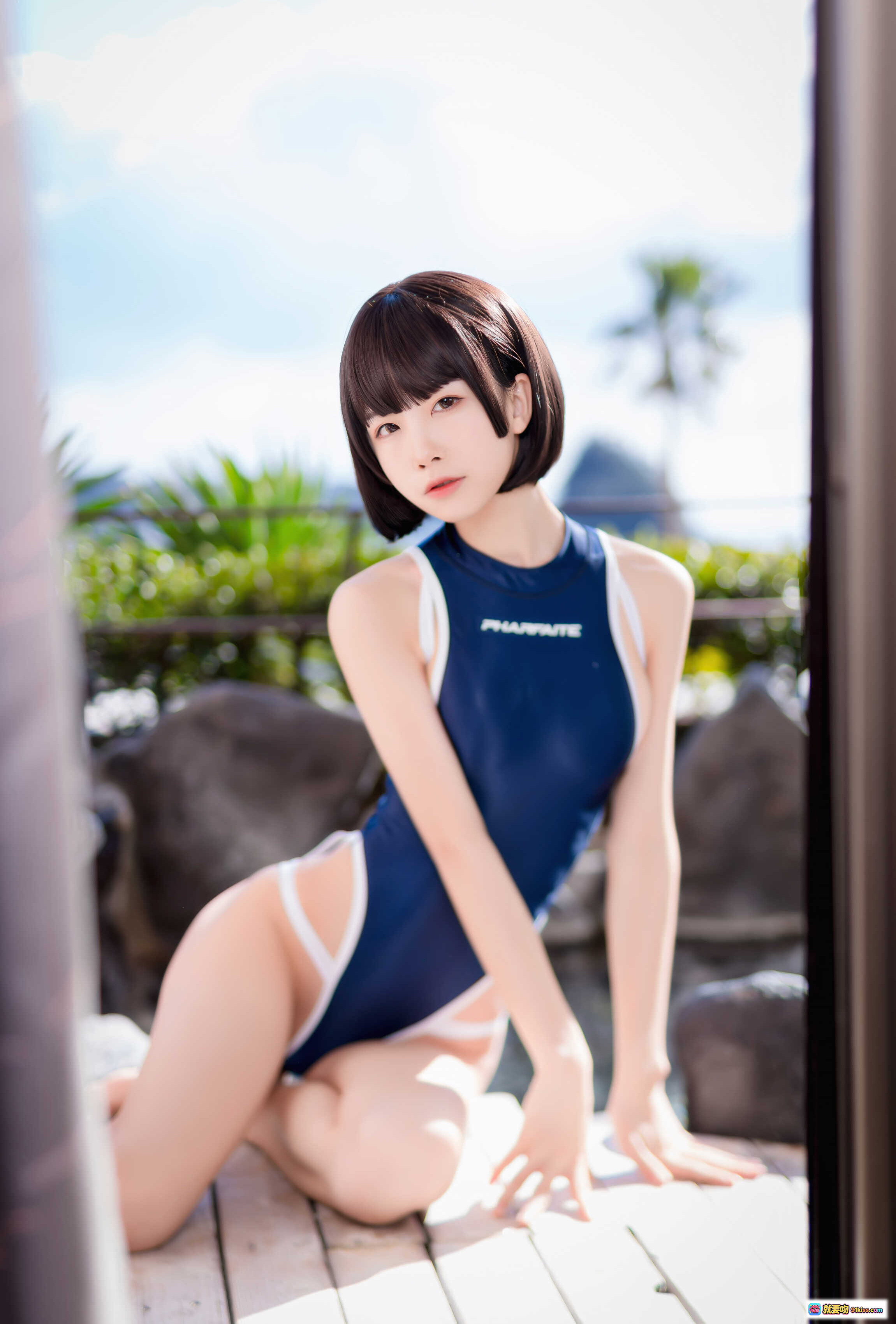 图片[1] - 水淼NO.073竞泳水着写真｜蓝白高叉连体泳衣｜短发少女户外木台摆拍｜清新自然阳光氛围 - 就要吻