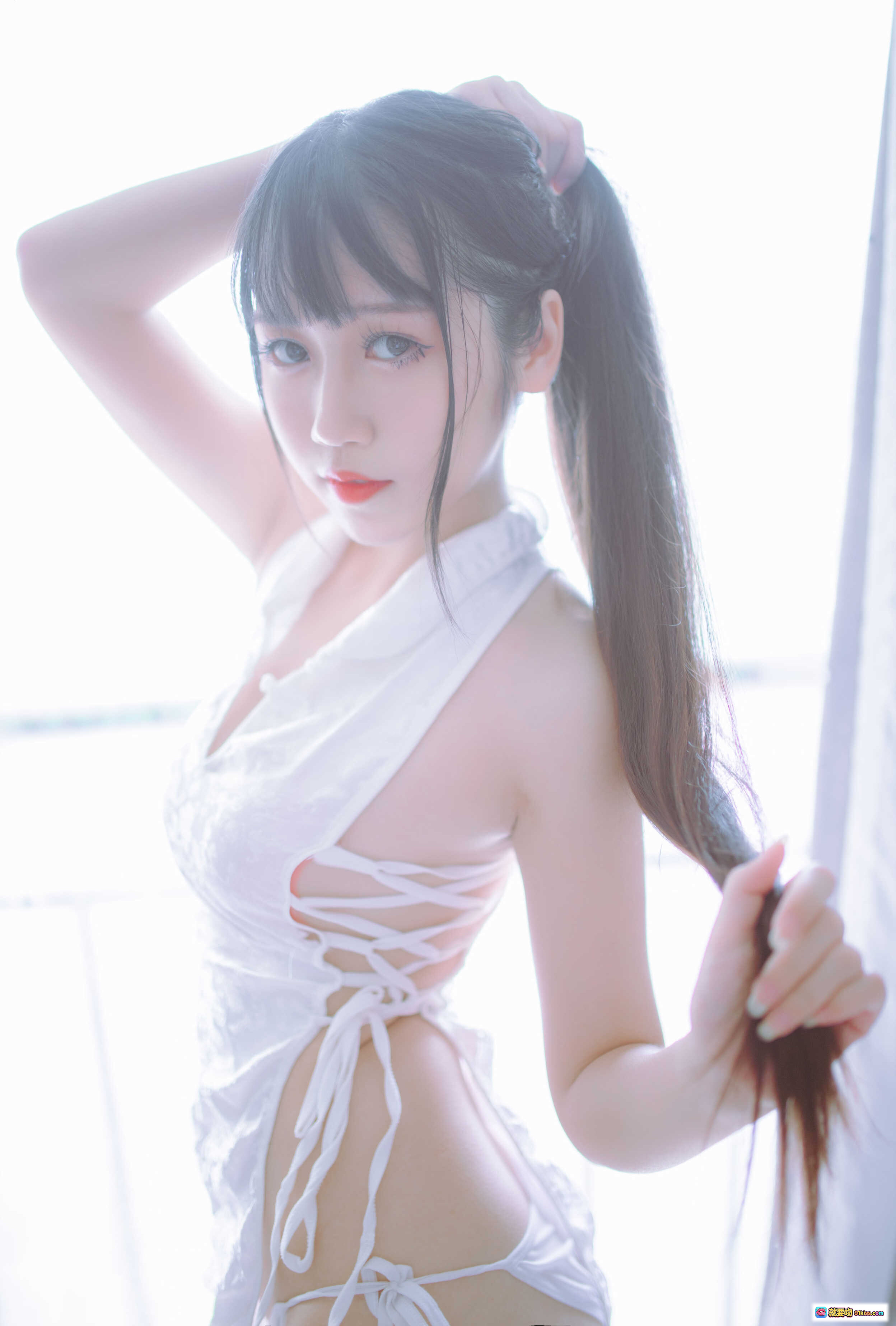 图片[1] - 抖娘利世NO.003黑白旗袍双子写真 41P高清单品 白色系绑带设计 长发马尾清新性感 阳光窗边氛围感美图 - 就要吻