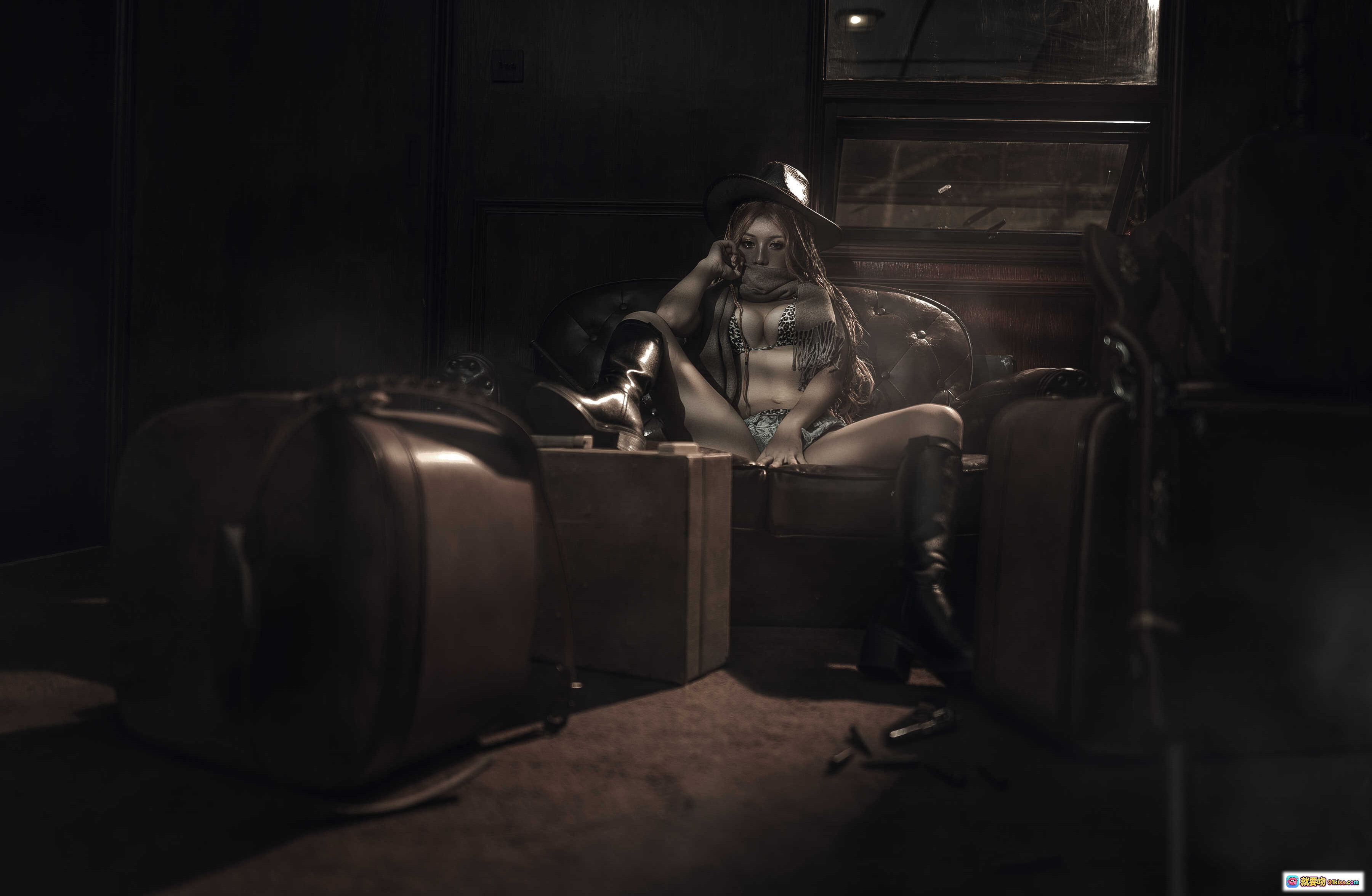 图片[2] - 一笑芳香沁 NO.022 牛仔豹女写真 22P 304MB 西部牛仔帽 热辣比基尼 皮靴酒吧氛围 烟雾光影性感大片 - 就要吻