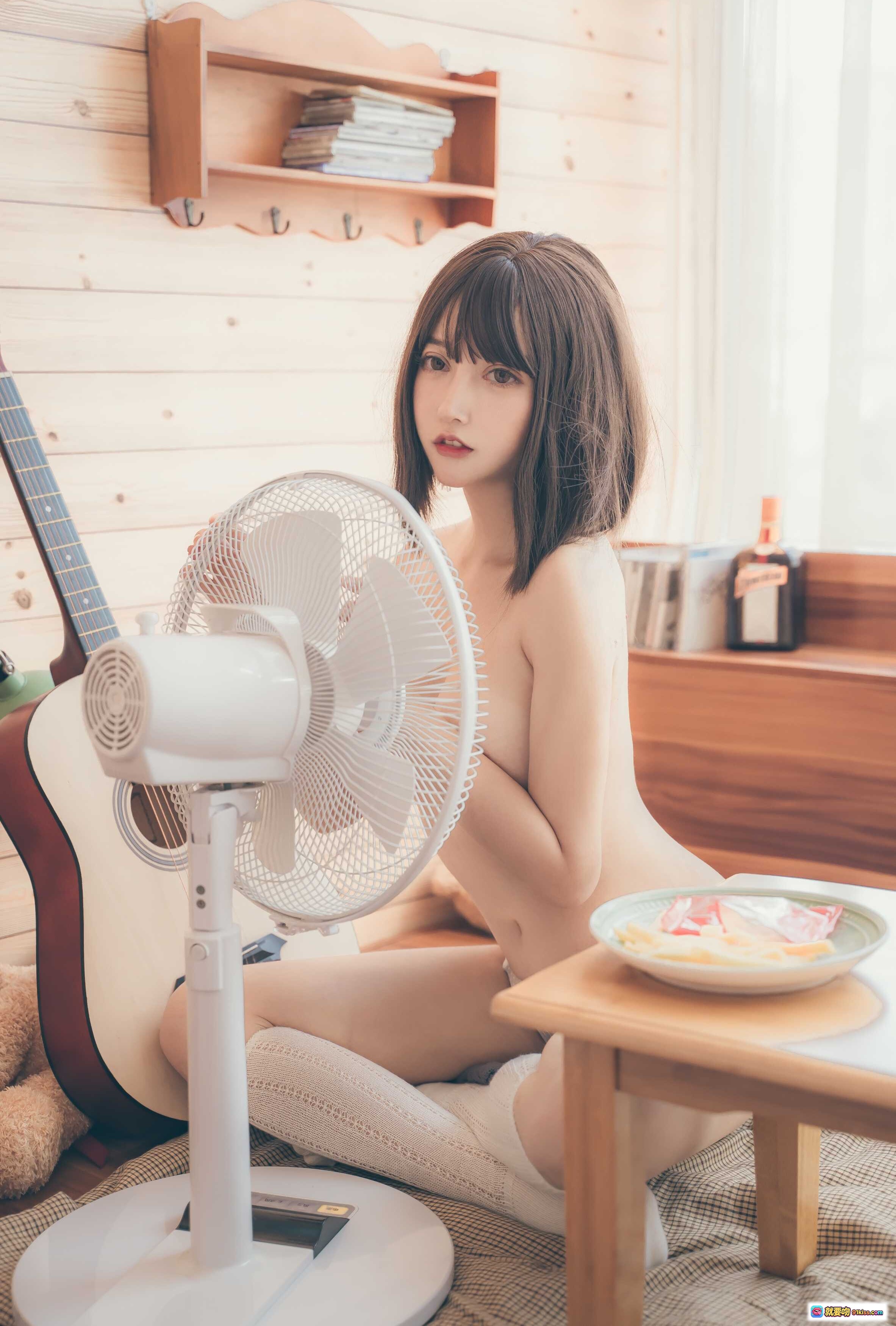 图片[7] - 过期米线线喵074复古写真｜彩虹条纹抹胸+白色过膝袜少女风私房照36P高清图集 - 就要吻