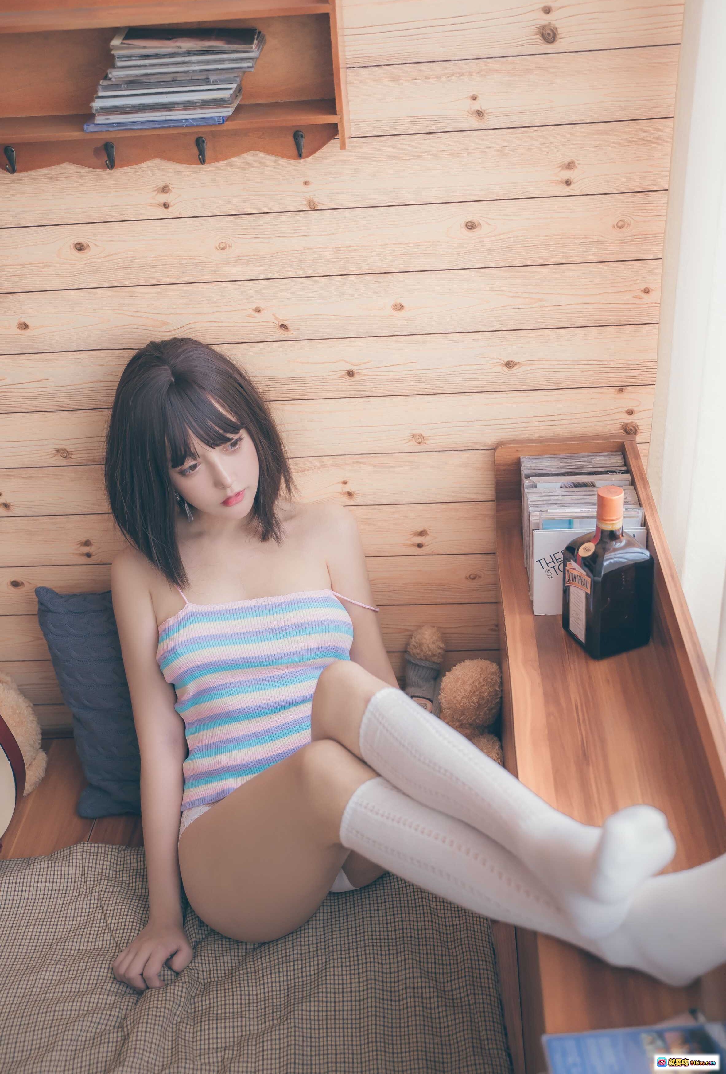 图片[3] - 过期米线线喵074复古写真｜彩虹条纹抹胸+白色过膝袜少女风私房照36P高清图集 - 就要吻