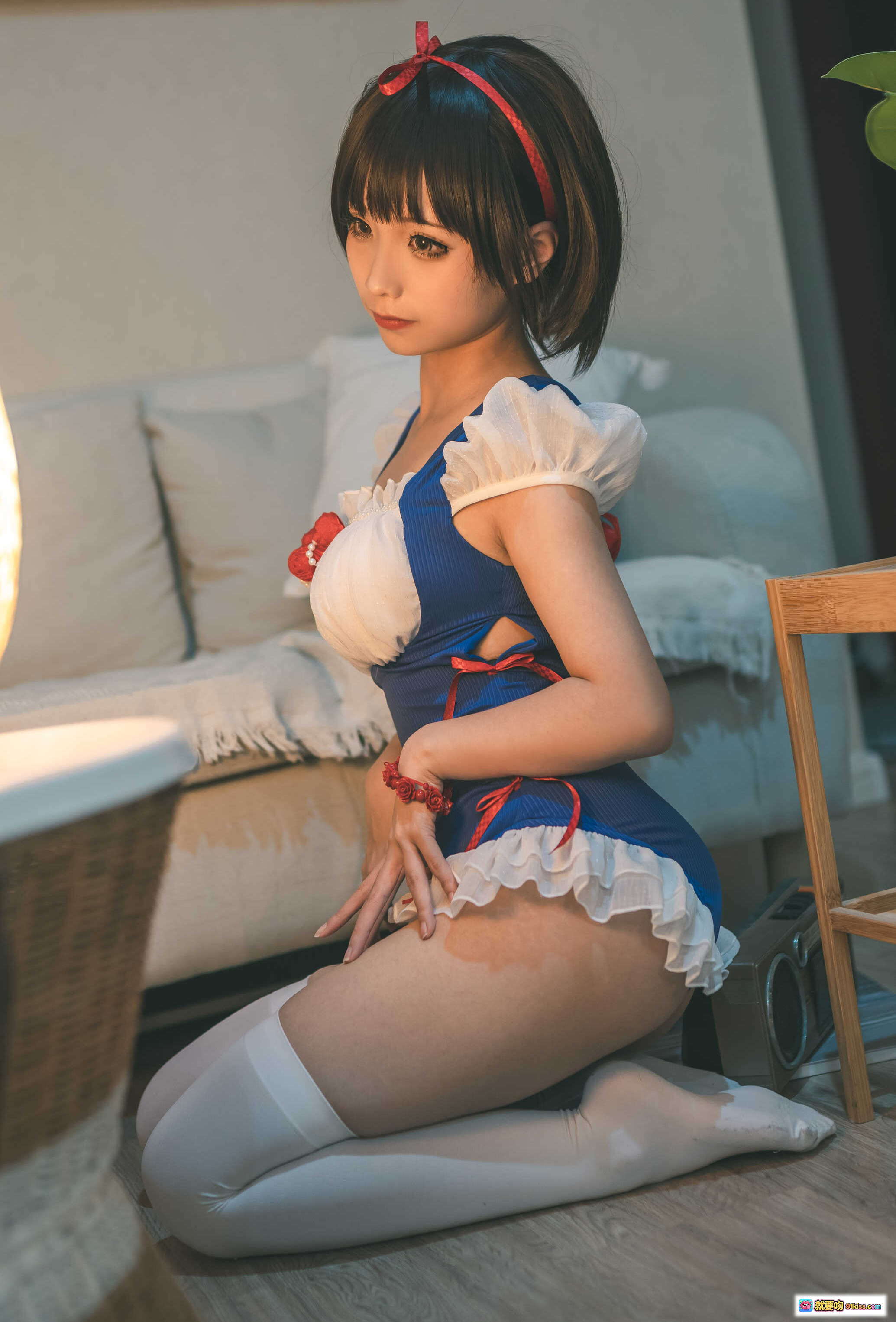 图片[7] - 蠢沫沫NO.009白雪姬写真集 16P高清美图 白色丝袜少女居家风 甜美短发红发带 蓝白女仆装 温馨室内场景 柔光氛围感摄影 - 就要吻