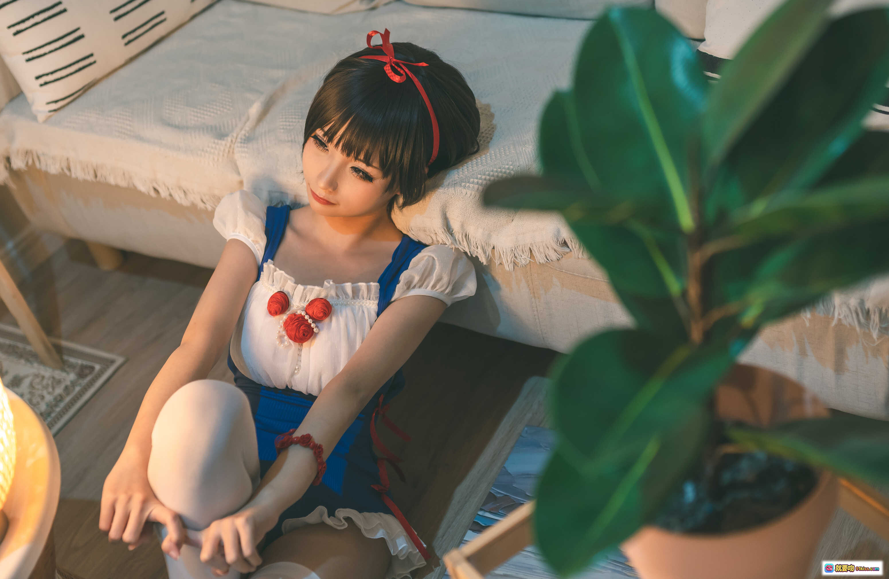 图片[8] - 蠢沫沫NO.009白雪姬写真集 16P高清美图 白色丝袜少女居家风 甜美短发红发带 蓝白女仆装 温馨室内场景 柔光氛围感摄影 - 就要吻