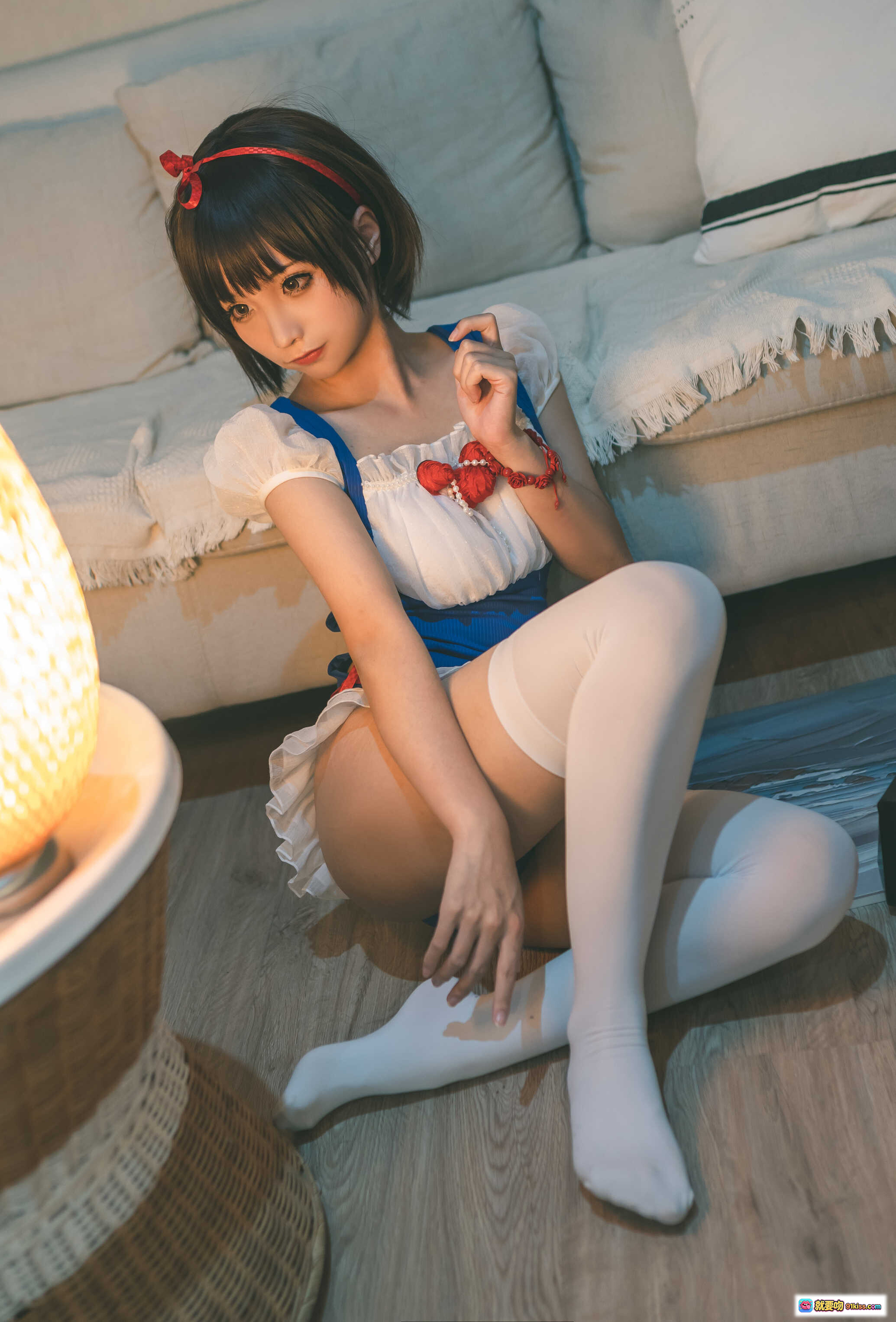 图片[10] - 蠢沫沫NO.009白雪姬写真集 16P高清美图 白色丝袜少女居家风 甜美短发红发带 蓝白女仆装 温馨室内场景 柔光氛围感摄影 - 就要吻