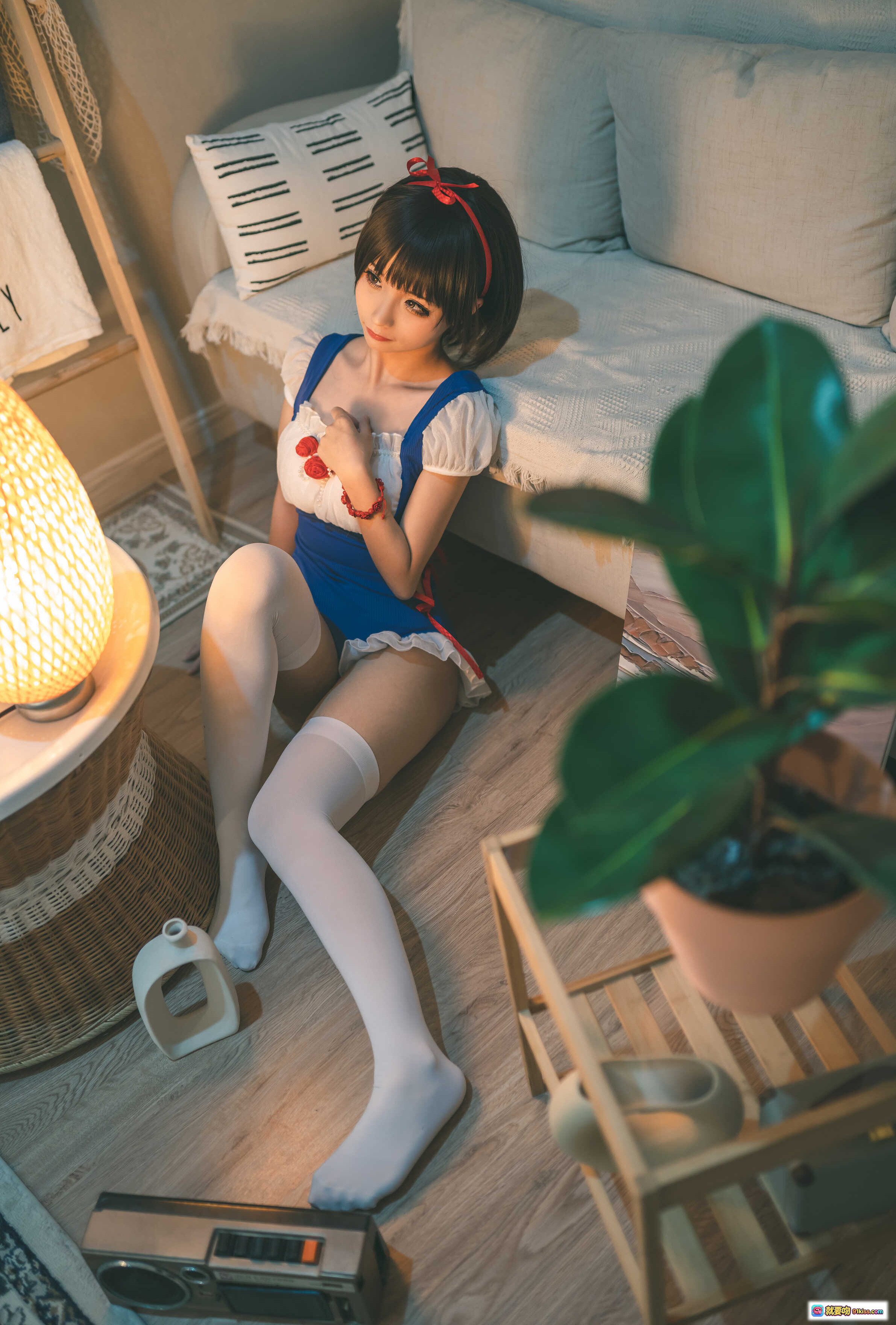 图片[2] - 蠢沫沫NO.009白雪姬写真集 16P高清美图 白色丝袜少女居家风 甜美短发红发带 蓝白女仆装 温馨室内场景 柔光氛围感摄影 - 就要吻