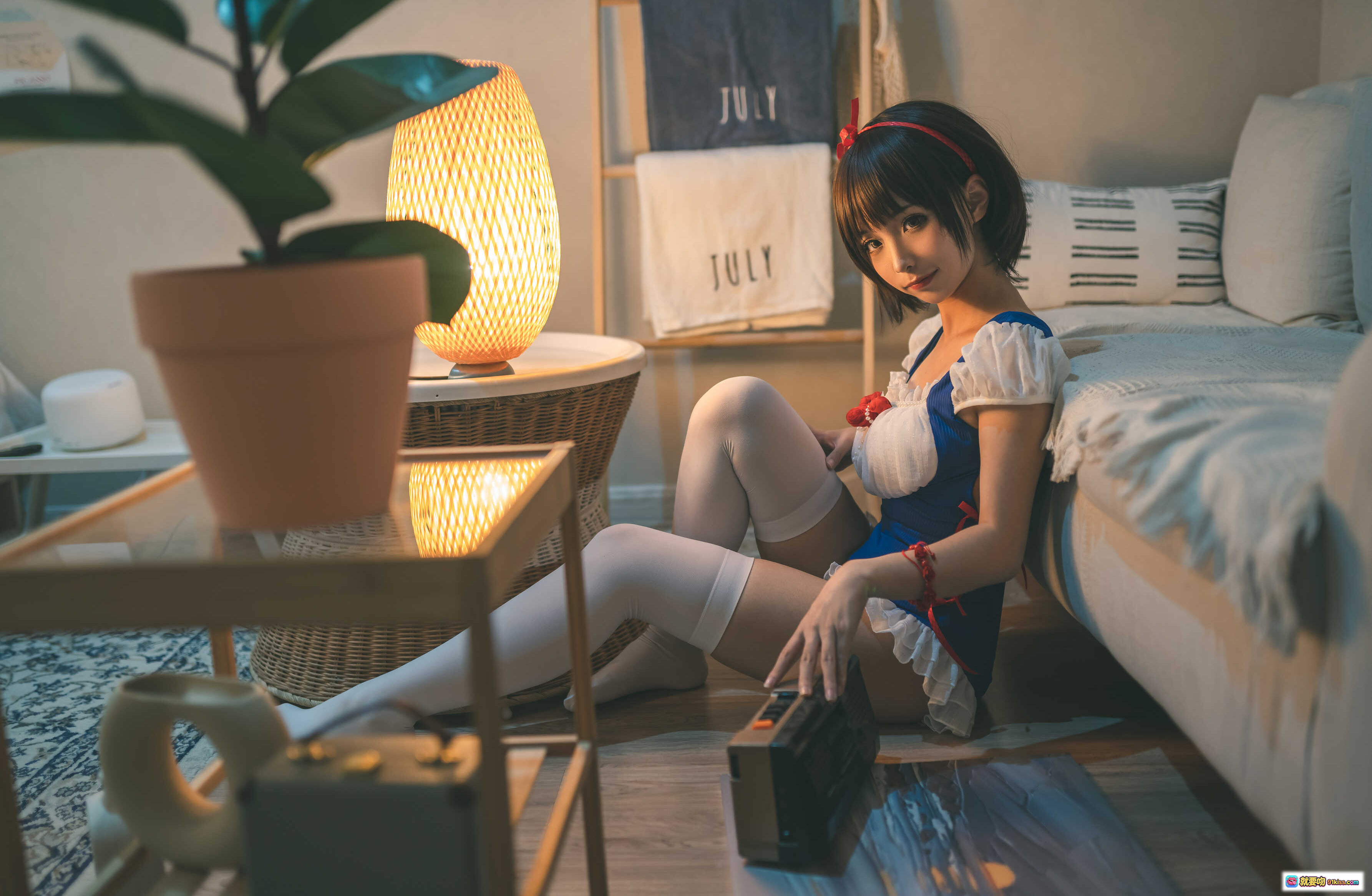 图片[9] - 蠢沫沫NO.009白雪姬写真集 16P高清美图 白色丝袜少女居家风 甜美短发红发带 蓝白女仆装 温馨室内场景 柔光氛围感摄影 - 就要吻