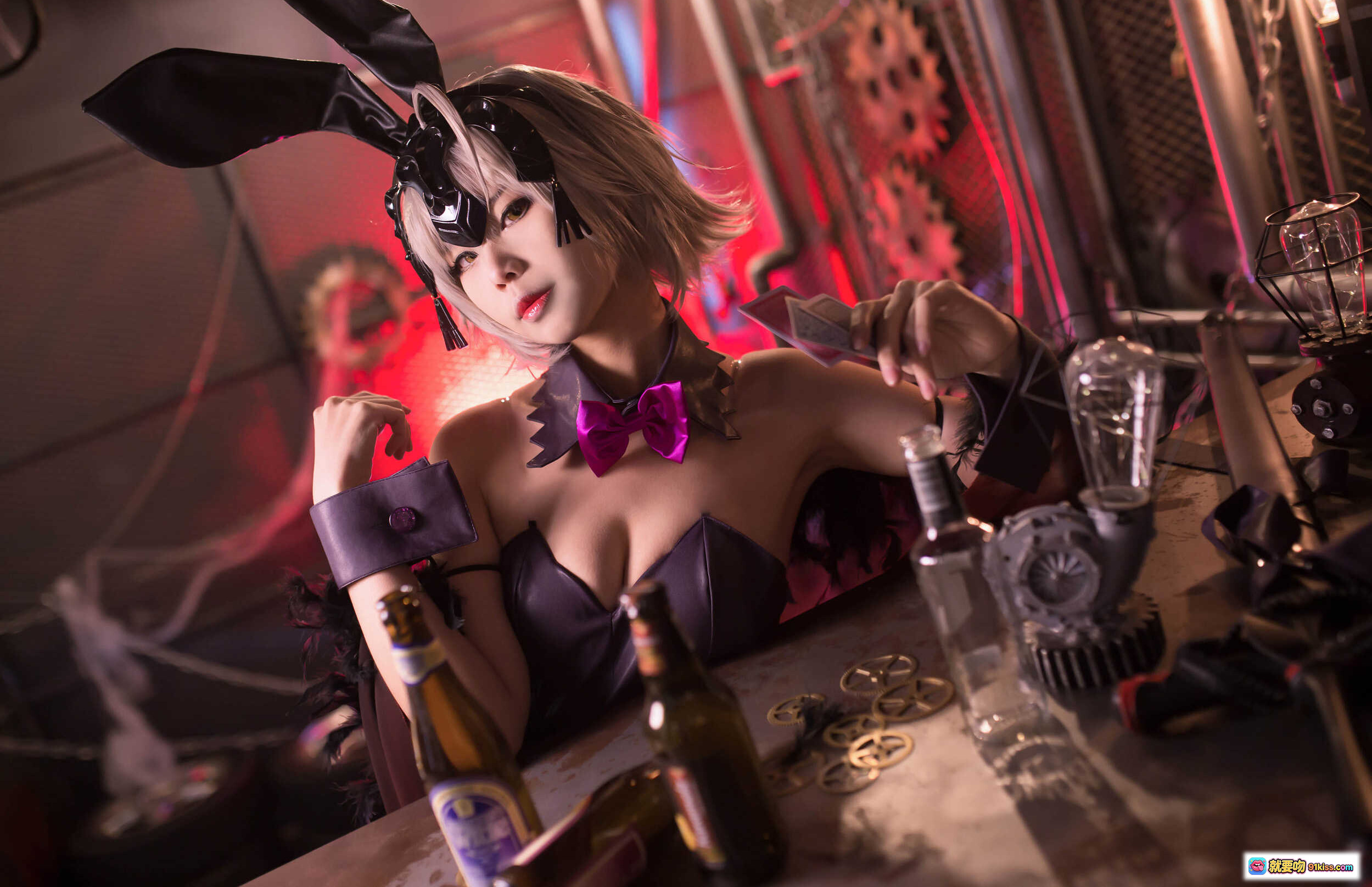 图片[10] - KaYa萱 NO.007 黑贞兔女郎Cosplay写真 | 紫色紧身衣+黑色丝袜+兔耳发饰 | 工业风红光场景 | 高跟鞋性感坐姿 | 12P高清图集 - 就要吻