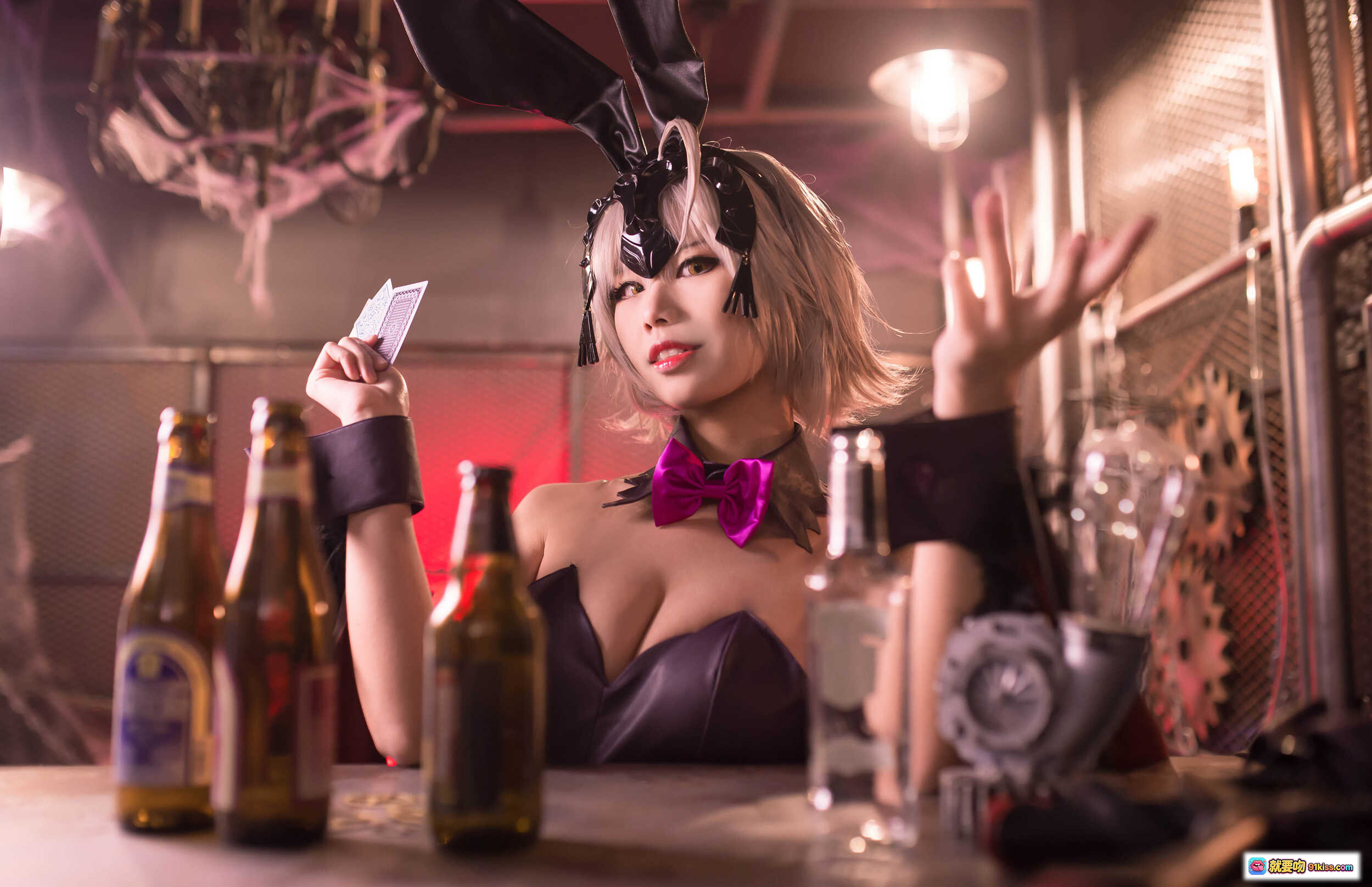 图片[5] - KaYa萱 NO.007 黑贞兔女郎Cosplay写真 | 紫色紧身衣+黑色丝袜+兔耳发饰 | 工业风红光场景 | 高跟鞋性感坐姿 | 12P高清图集 - 就要吻