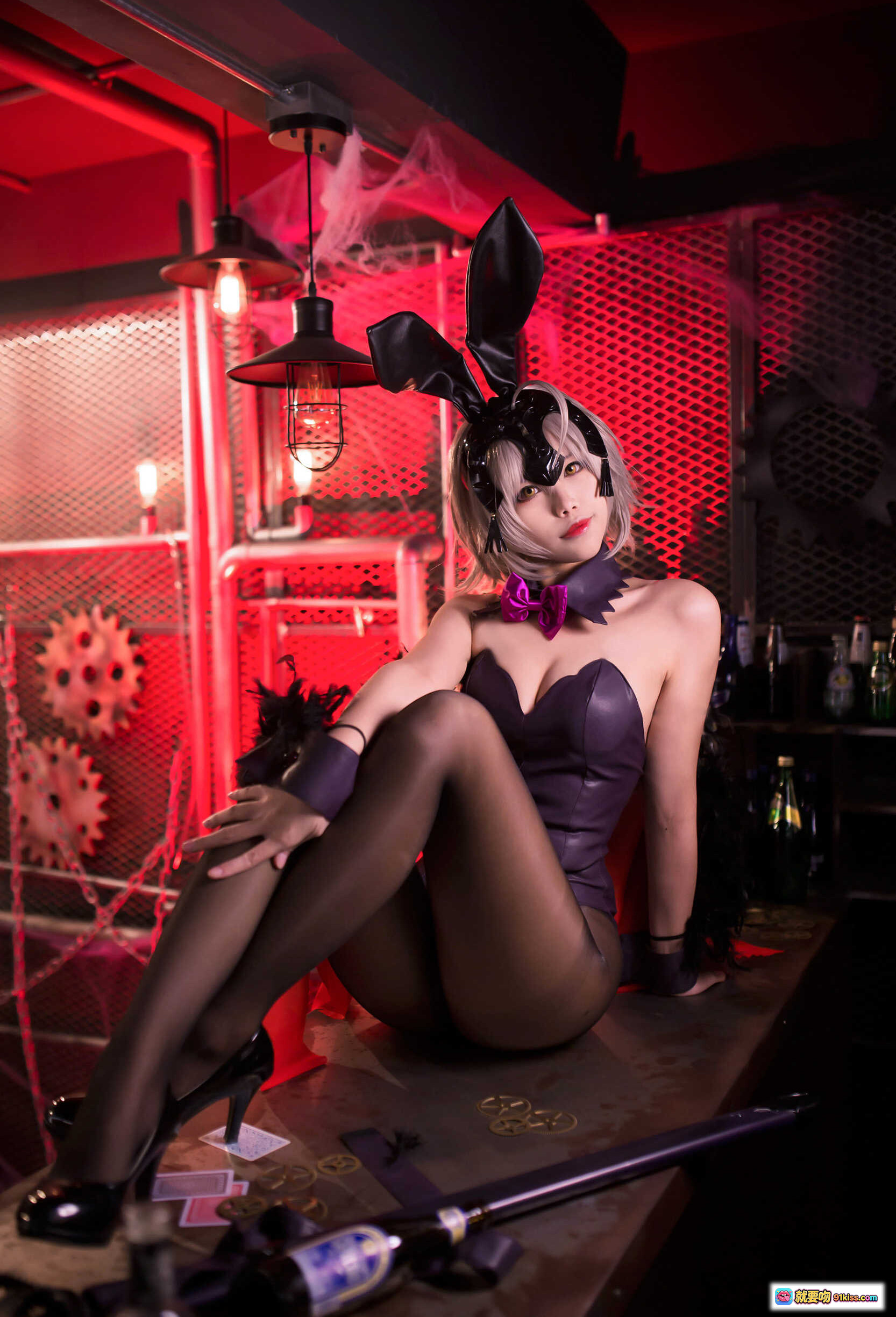 图片[1] - KaYa萱 NO.007 黑贞兔女郎Cosplay写真 | 紫色紧身衣+黑色丝袜+兔耳发饰 | 工业风红光场景 | 高跟鞋性感坐姿 | 12P高清图集 - 就要吻