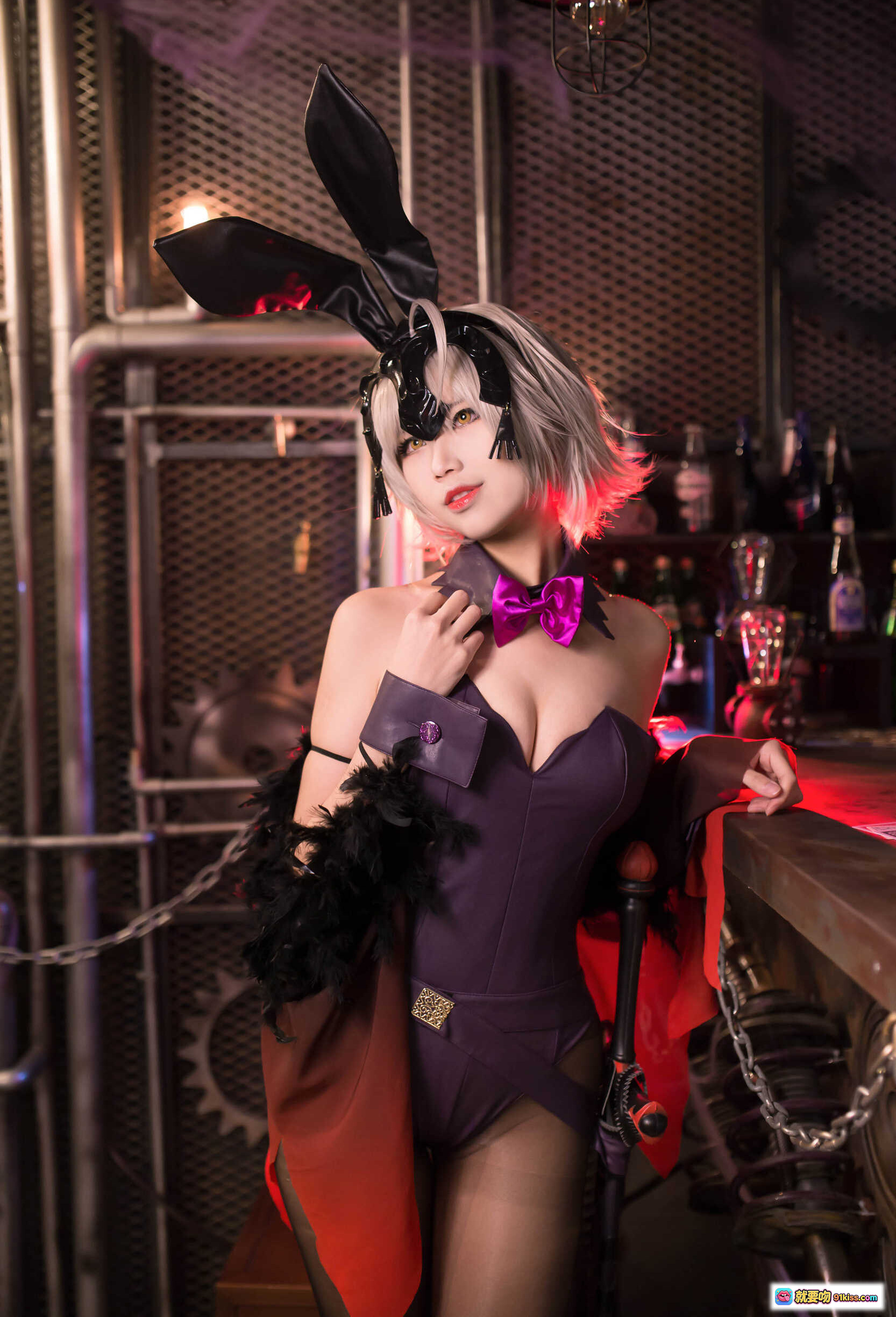 图片[3] - KaYa萱 NO.007 黑贞兔女郎Cosplay写真 | 紫色紧身衣+黑色丝袜+兔耳发饰 | 工业风红光场景 | 高跟鞋性感坐姿 | 12P高清图集 - 就要吻