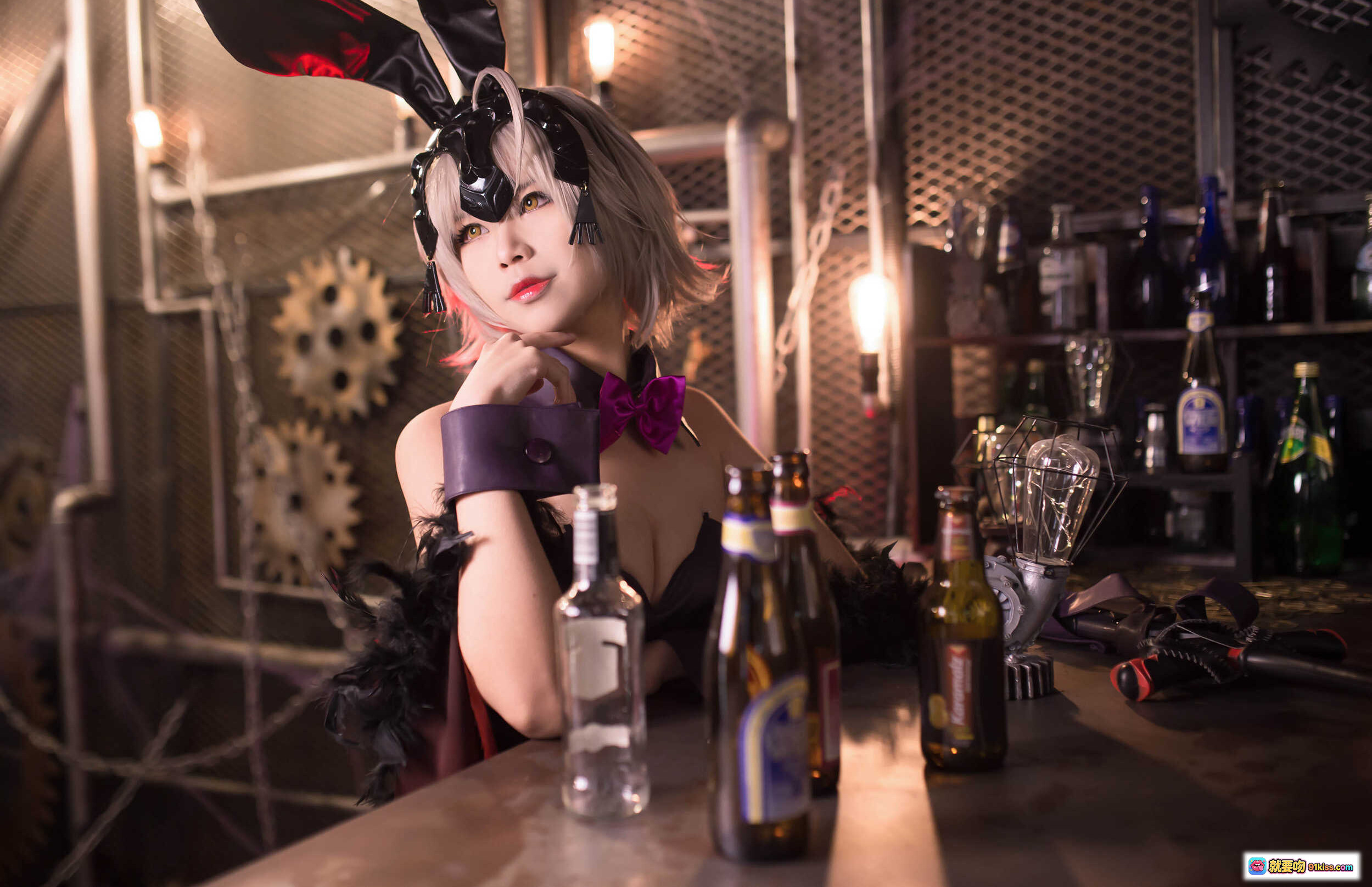 图片[8] - KaYa萱 NO.007 黑贞兔女郎Cosplay写真 | 紫色紧身衣+黑色丝袜+兔耳发饰 | 工业风红光场景 | 高跟鞋性感坐姿 | 12P高清图集 - 就要吻