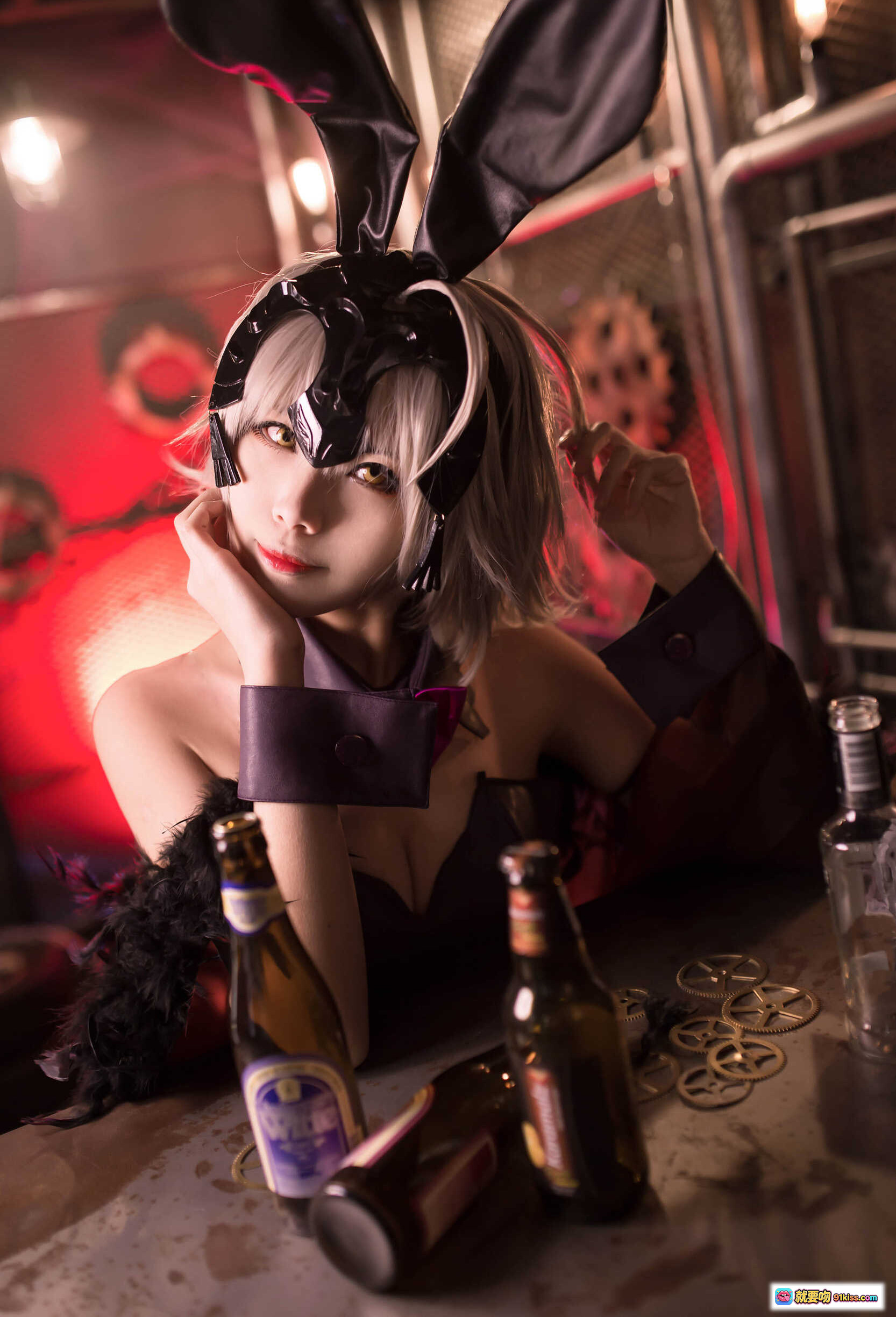 图片[4] - KaYa萱 NO.007 黑贞兔女郎Cosplay写真 | 紫色紧身衣+黑色丝袜+兔耳发饰 | 工业风红光场景 | 高跟鞋性感坐姿 | 12P高清图集 - 就要吻