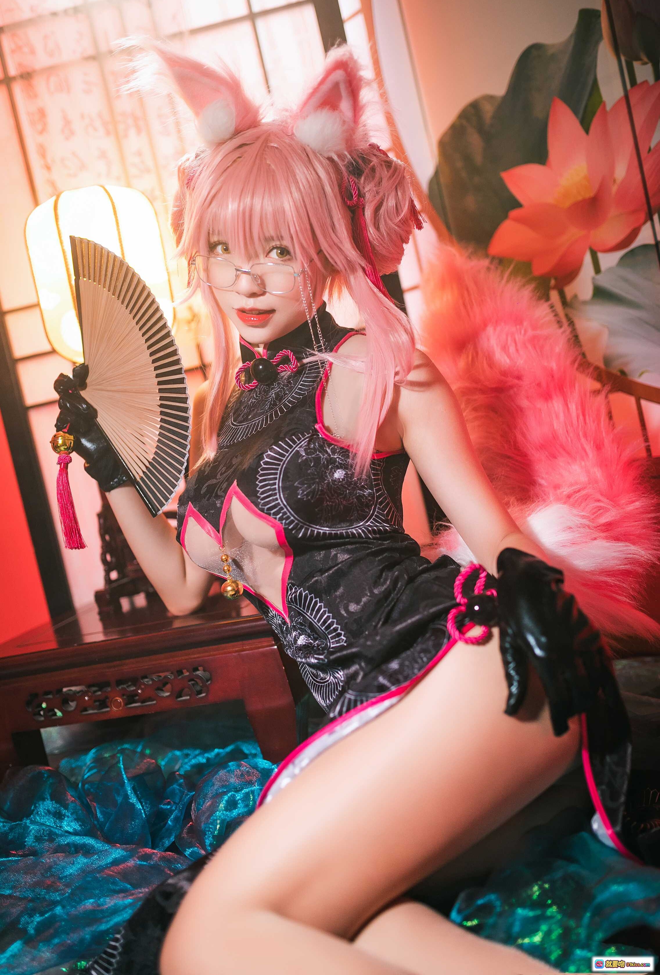 图片[8] - 玉藻前Cosplay写真｜粉发狐耳旗袍装｜日式和风场景｜黑粉配色性感造型｜古典灯笼莲花背景 - 就要吻