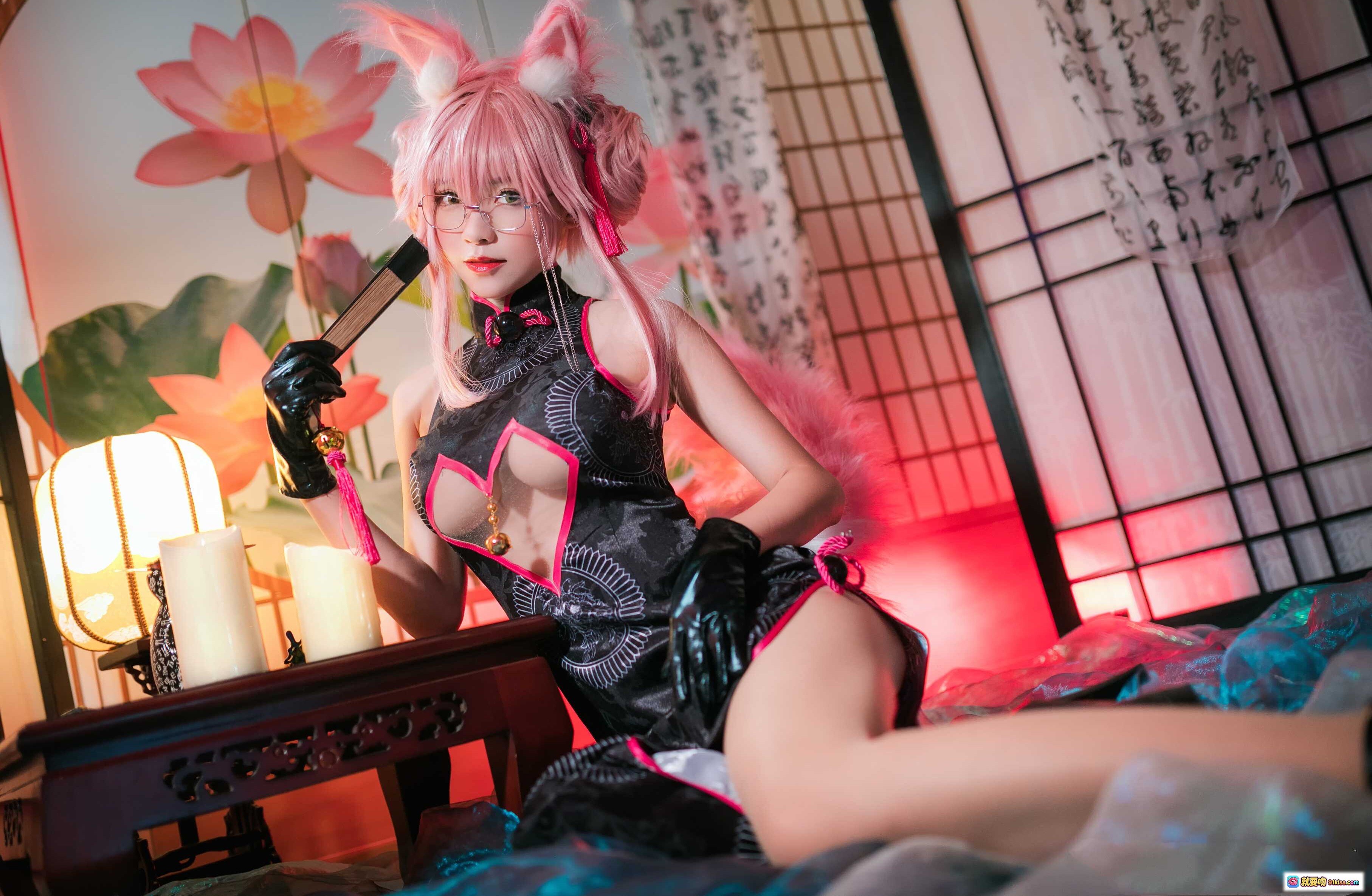 图片[1] - 玉藻前Cosplay写真｜粉发狐耳旗袍装｜日式和风场景｜黑粉配色性感造型｜古典灯笼莲花背景 - 就要吻