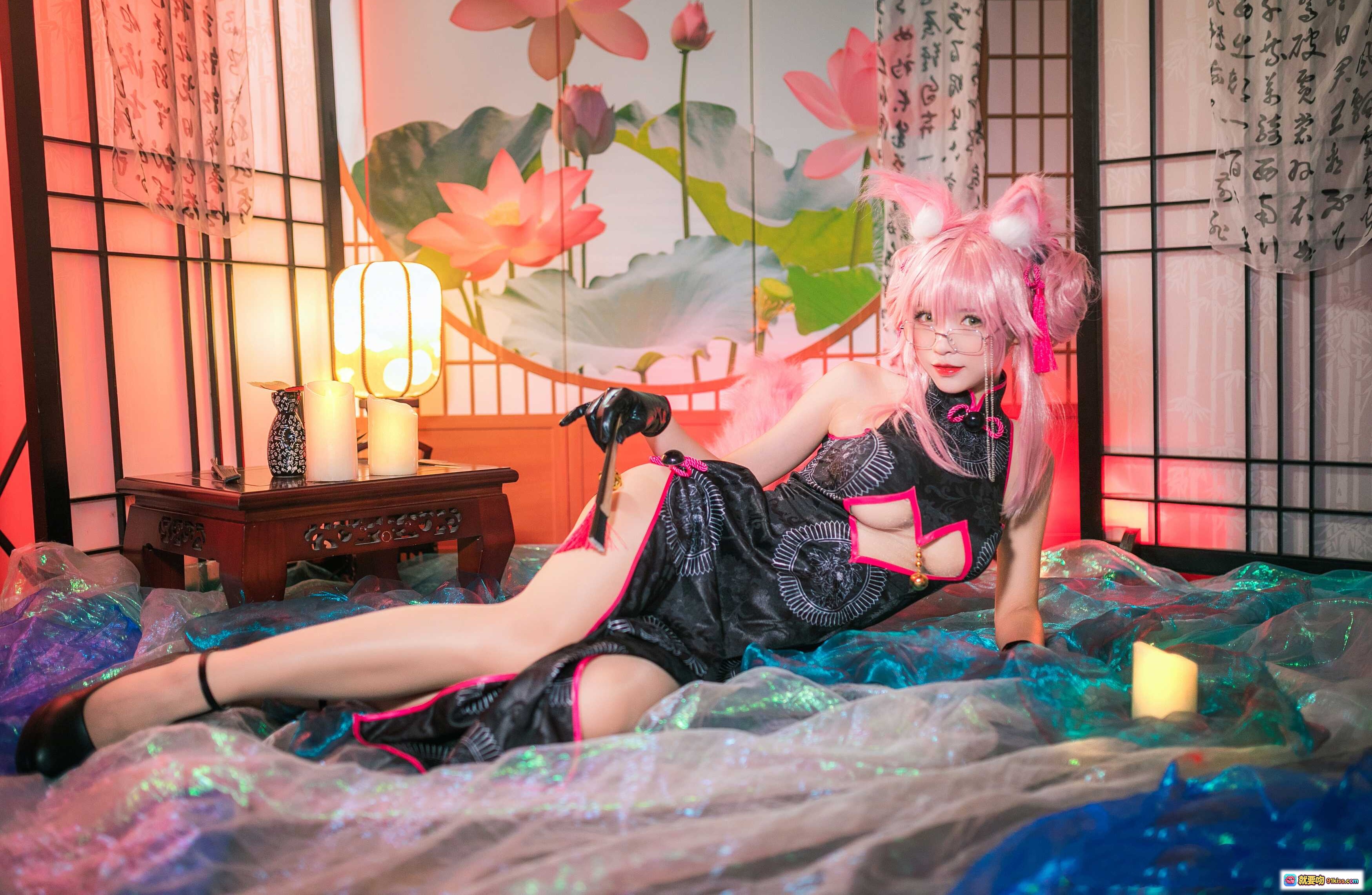 图片[7] - 玉藻前Cosplay写真｜粉发狐耳旗袍装｜日式和风场景｜黑粉配色性感造型｜古典灯笼莲花背景 - 就要吻