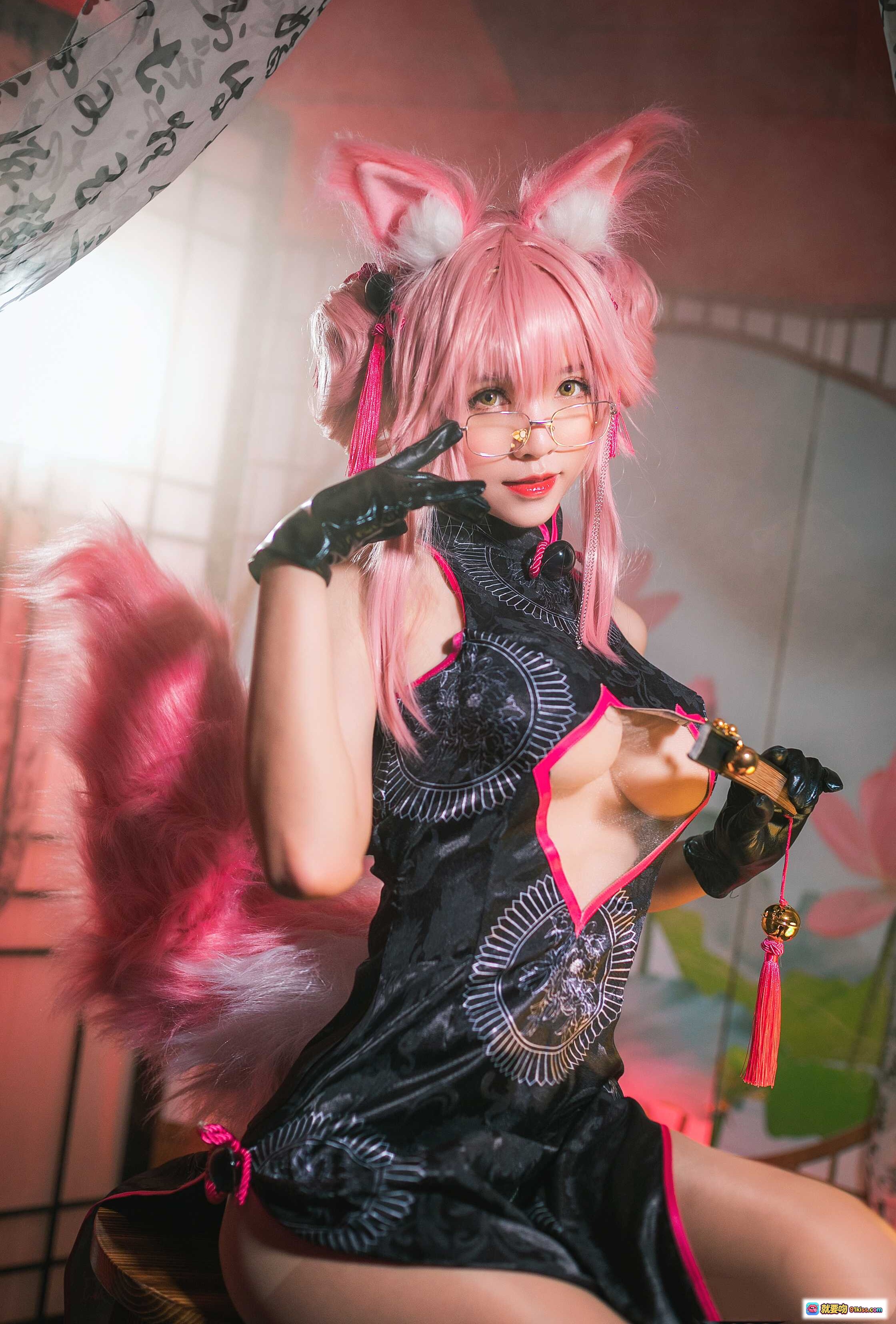 图片[3] - 玉藻前Cosplay写真｜粉发狐耳旗袍装｜日式和风场景｜黑粉配色性感造型｜古典灯笼莲花背景 - 就要吻
