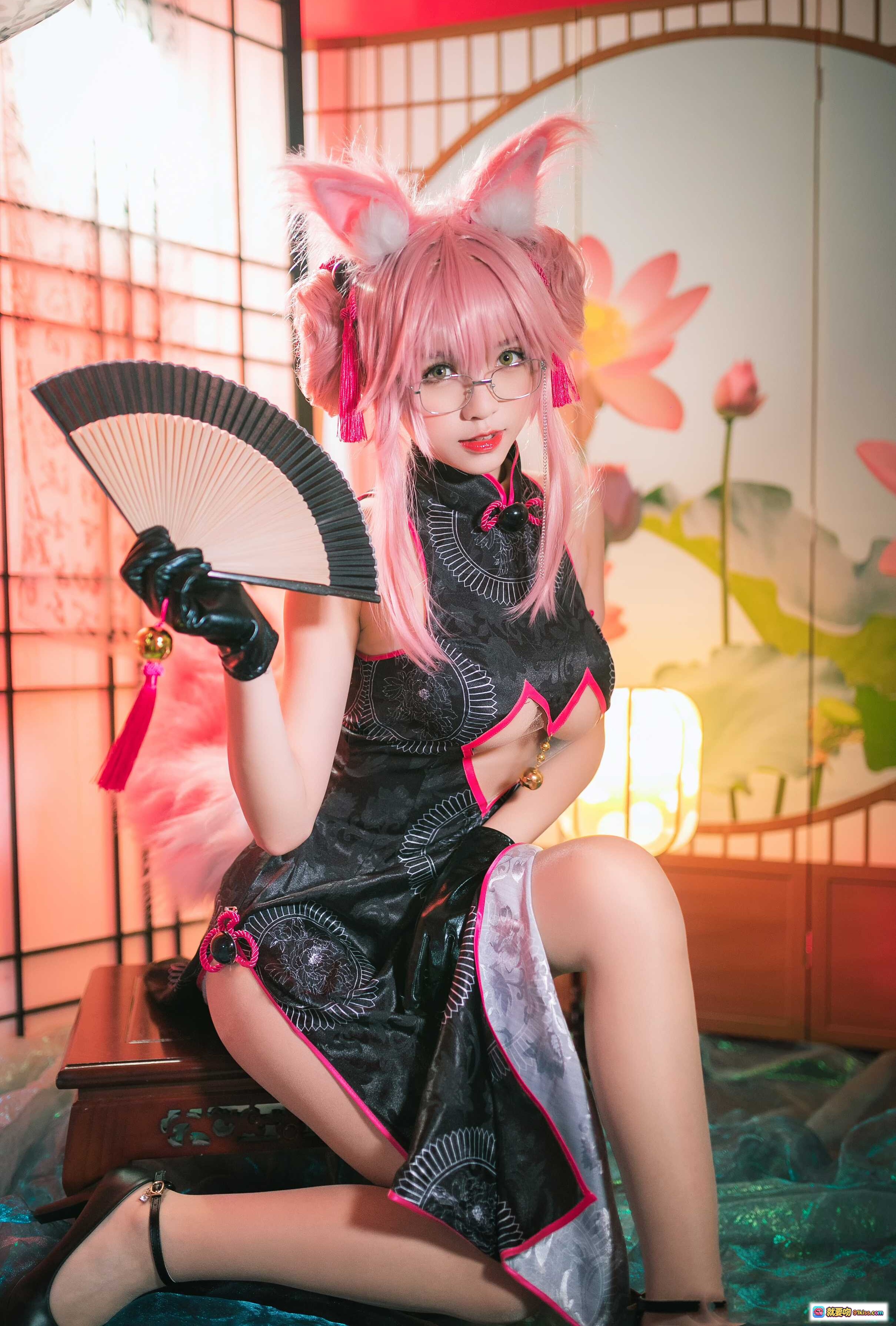 图片[4] - 玉藻前Cosplay写真｜粉发狐耳旗袍装｜日式和风场景｜黑粉配色性感造型｜古典灯笼莲花背景 - 就要吻