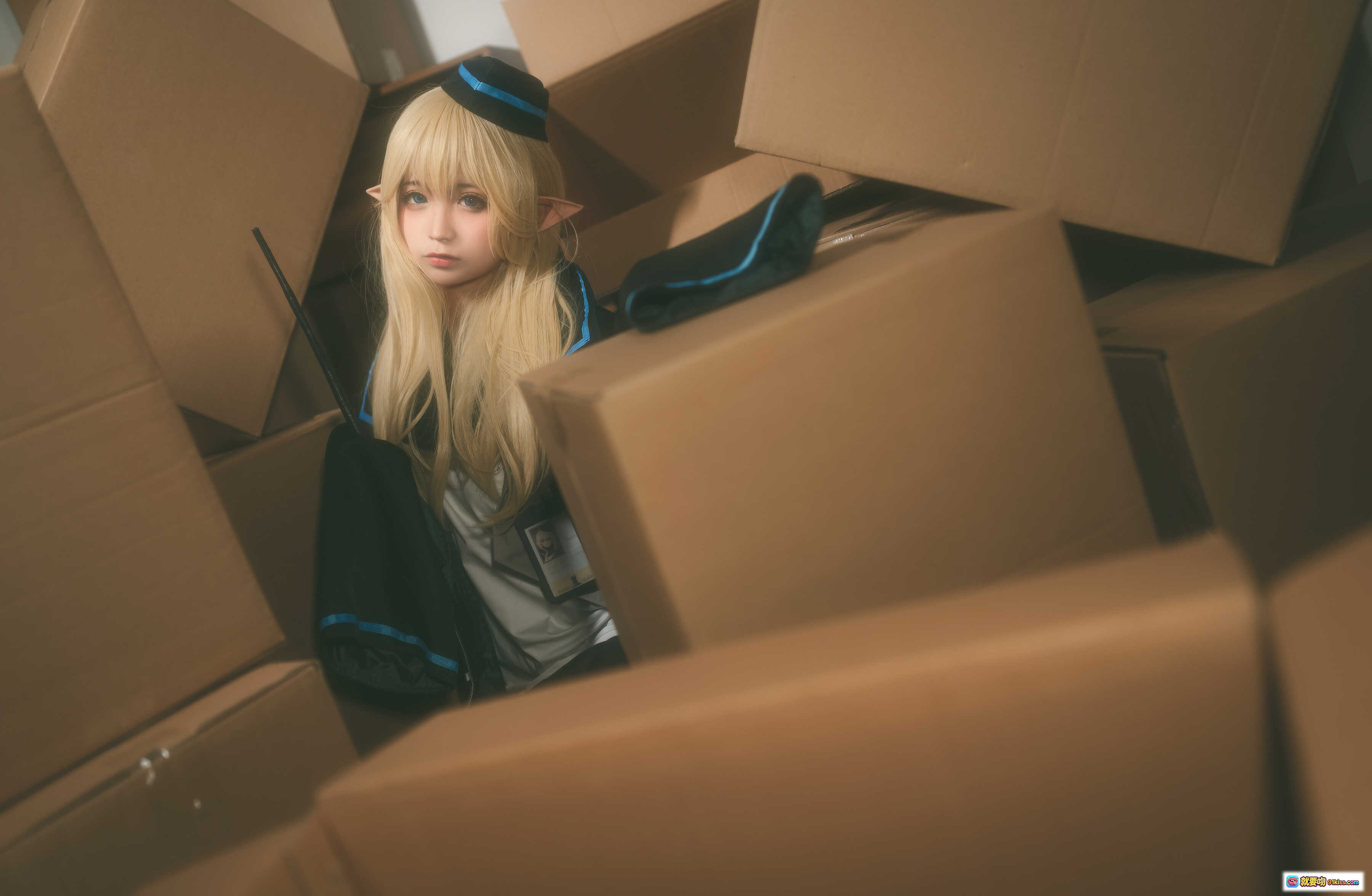 图片[5] - 蠢沫沫NO.011杜林cosplay写真 | 金发精灵耳制服少女 | 黑蓝边校服+工牌 | 纸箱场景私房照 | 41P高清图集 - 就要吻