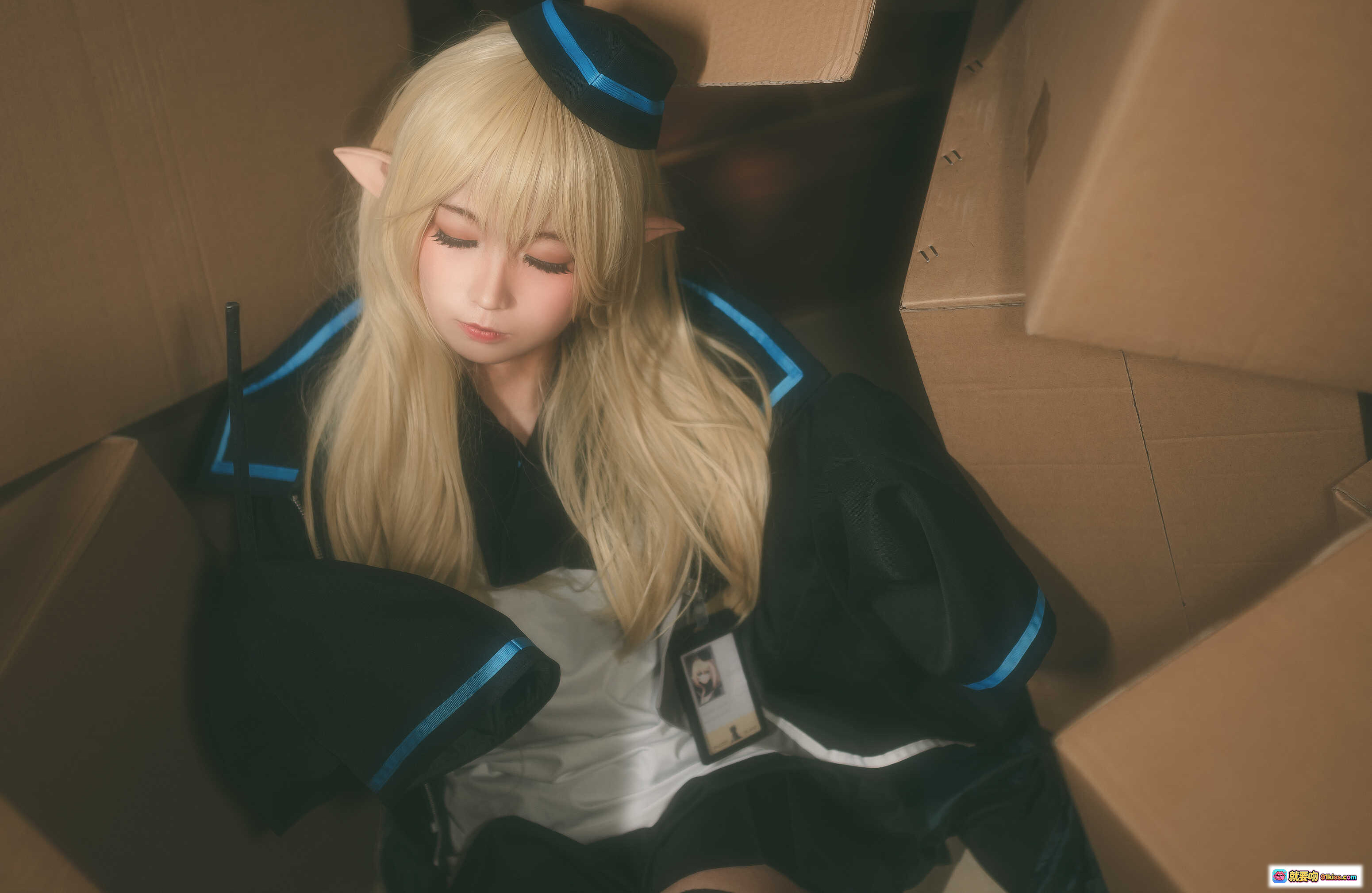 图片[1] - 蠢沫沫NO.011杜林cosplay写真 | 金发精灵耳制服少女 | 黑蓝边校服+工牌 | 纸箱场景私房照 | 41P高清图集 - 就要吻