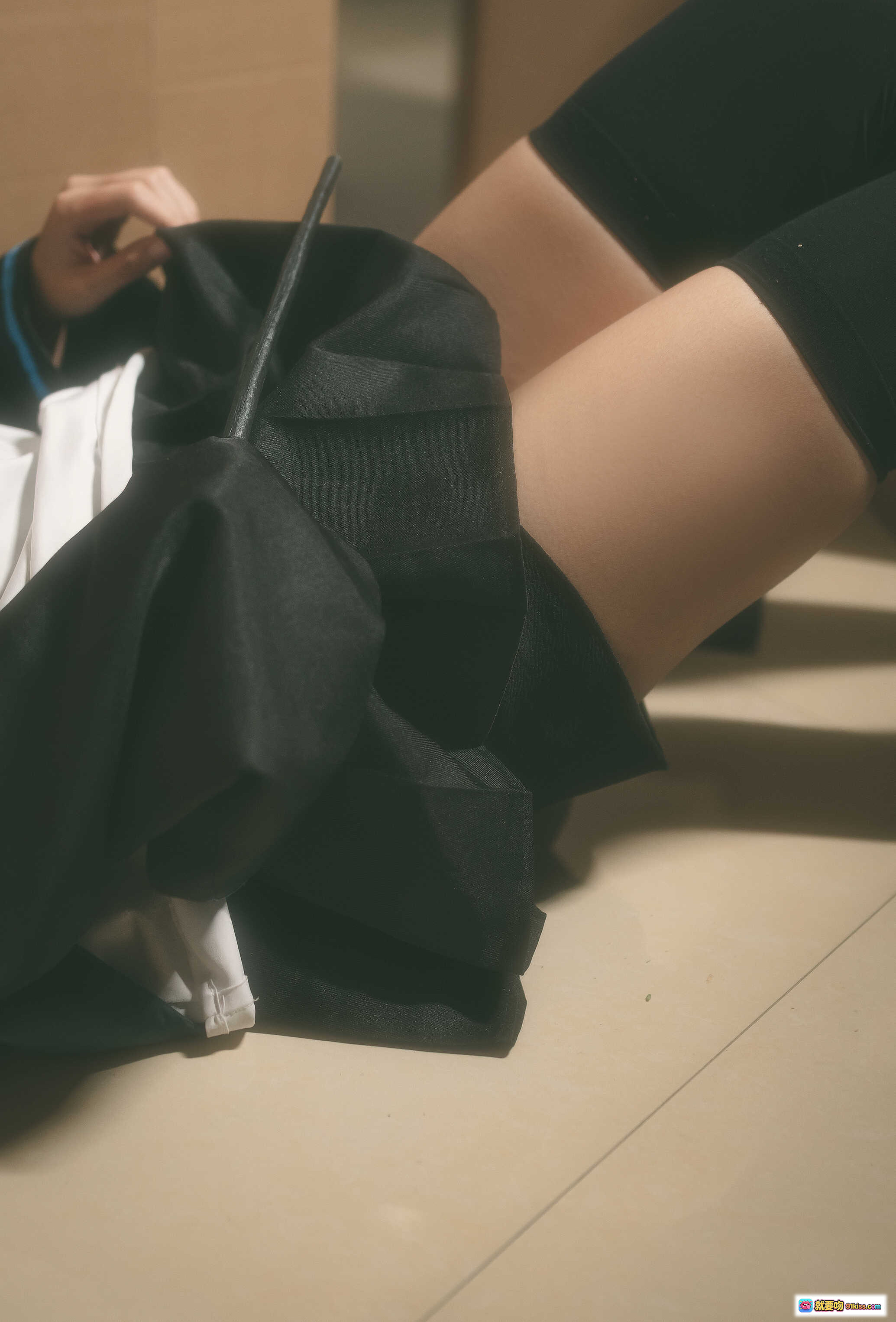 图片[6] - 蠢沫沫NO.011杜林cosplay写真 | 金发精灵耳制服少女 | 黑蓝边校服+工牌 | 纸箱场景私房照 | 41P高清图集 - 就要吻