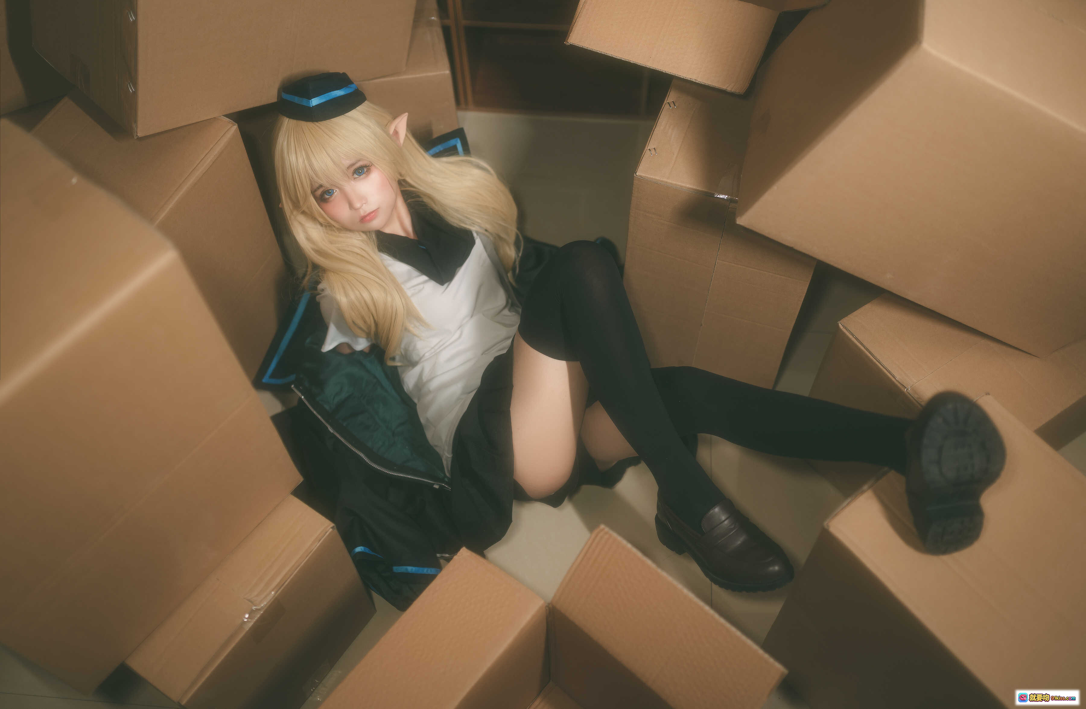 图片[2] - 蠢沫沫NO.011杜林cosplay写真 | 金发精灵耳制服少女 | 黑蓝边校服+工牌 | 纸箱场景私房照 | 41P高清图集 - 就要吻