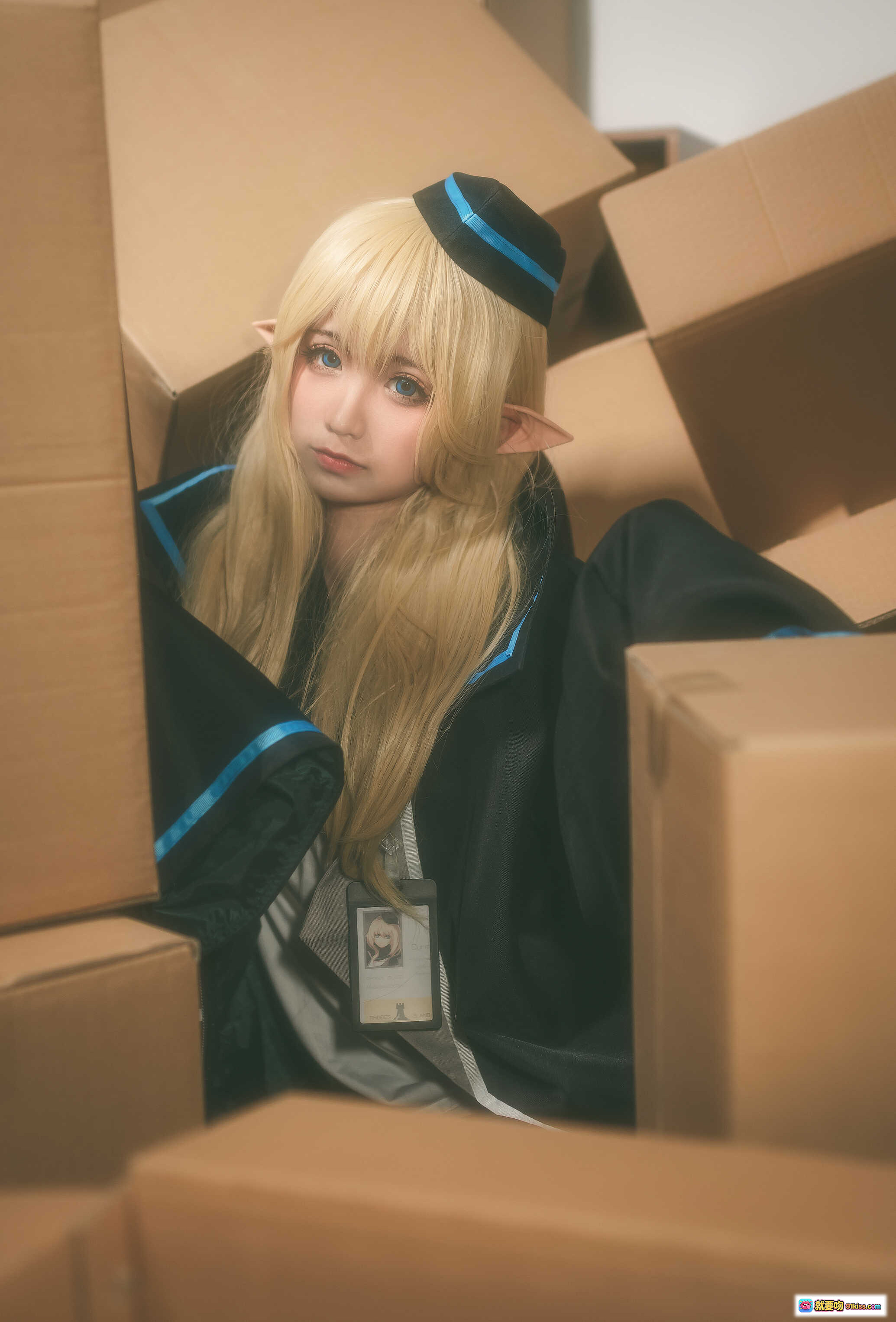 图片[8] - 蠢沫沫NO.011杜林cosplay写真 | 金发精灵耳制服少女 | 黑蓝边校服+工牌 | 纸箱场景私房照 | 41P高清图集 - 就要吻