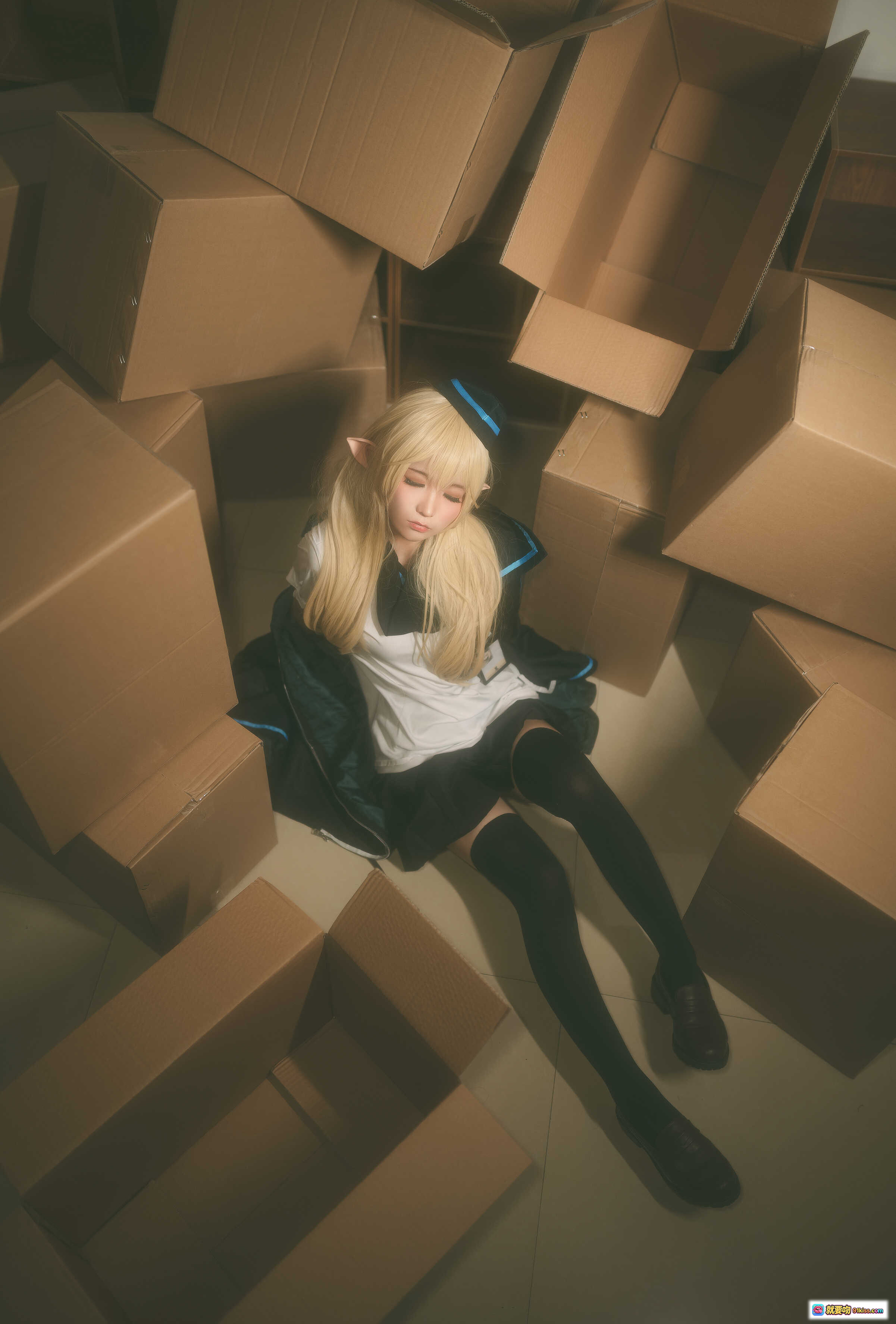 图片[10] - 蠢沫沫NO.011杜林cosplay写真 | 金发精灵耳制服少女 | 黑蓝边校服+工牌 | 纸箱场景私房照 | 41P高清图集 - 就要吻