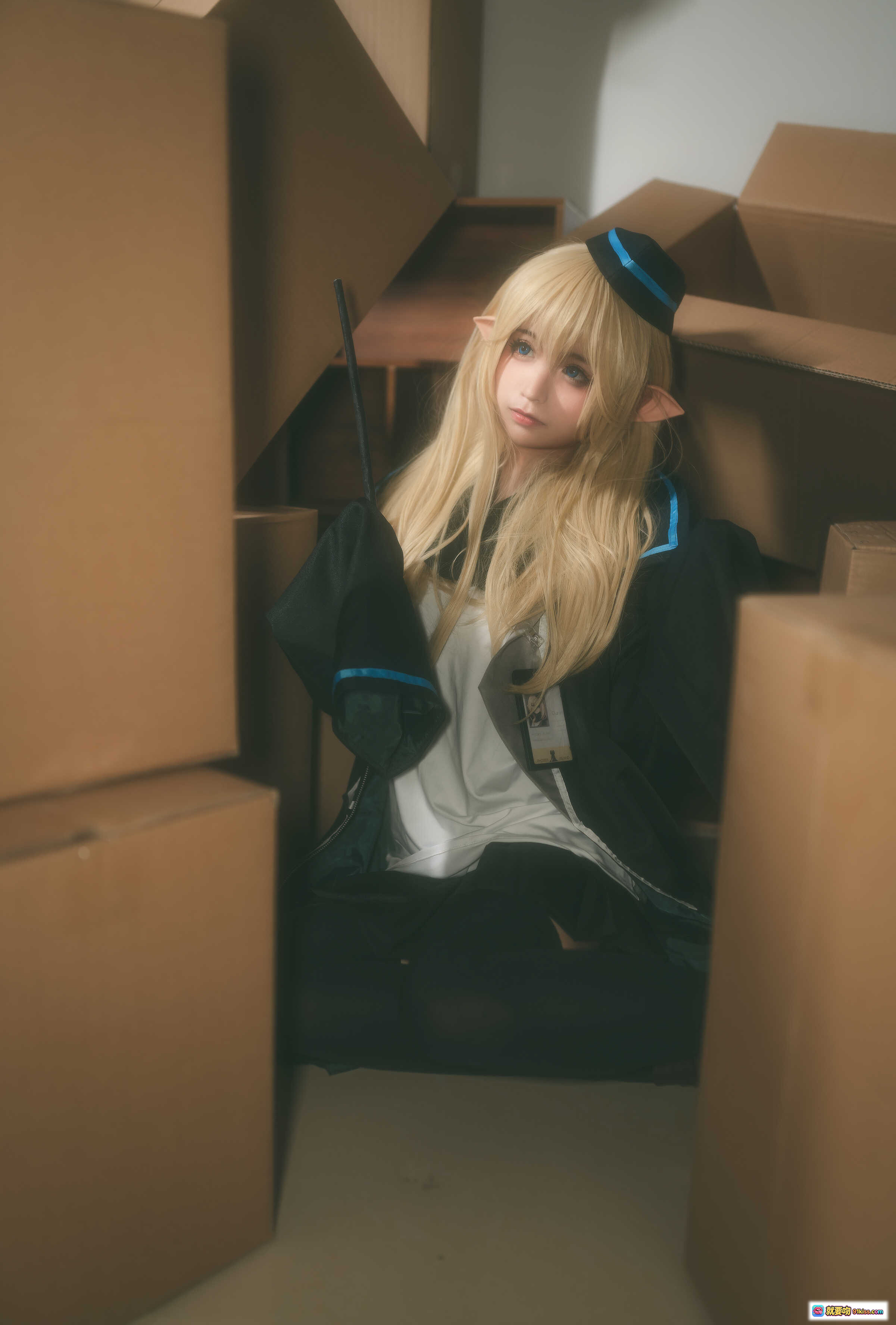 图片[7] - 蠢沫沫NO.011杜林cosplay写真 | 金发精灵耳制服少女 | 黑蓝边校服+工牌 | 纸箱场景私房照 | 41P高清图集 - 就要吻