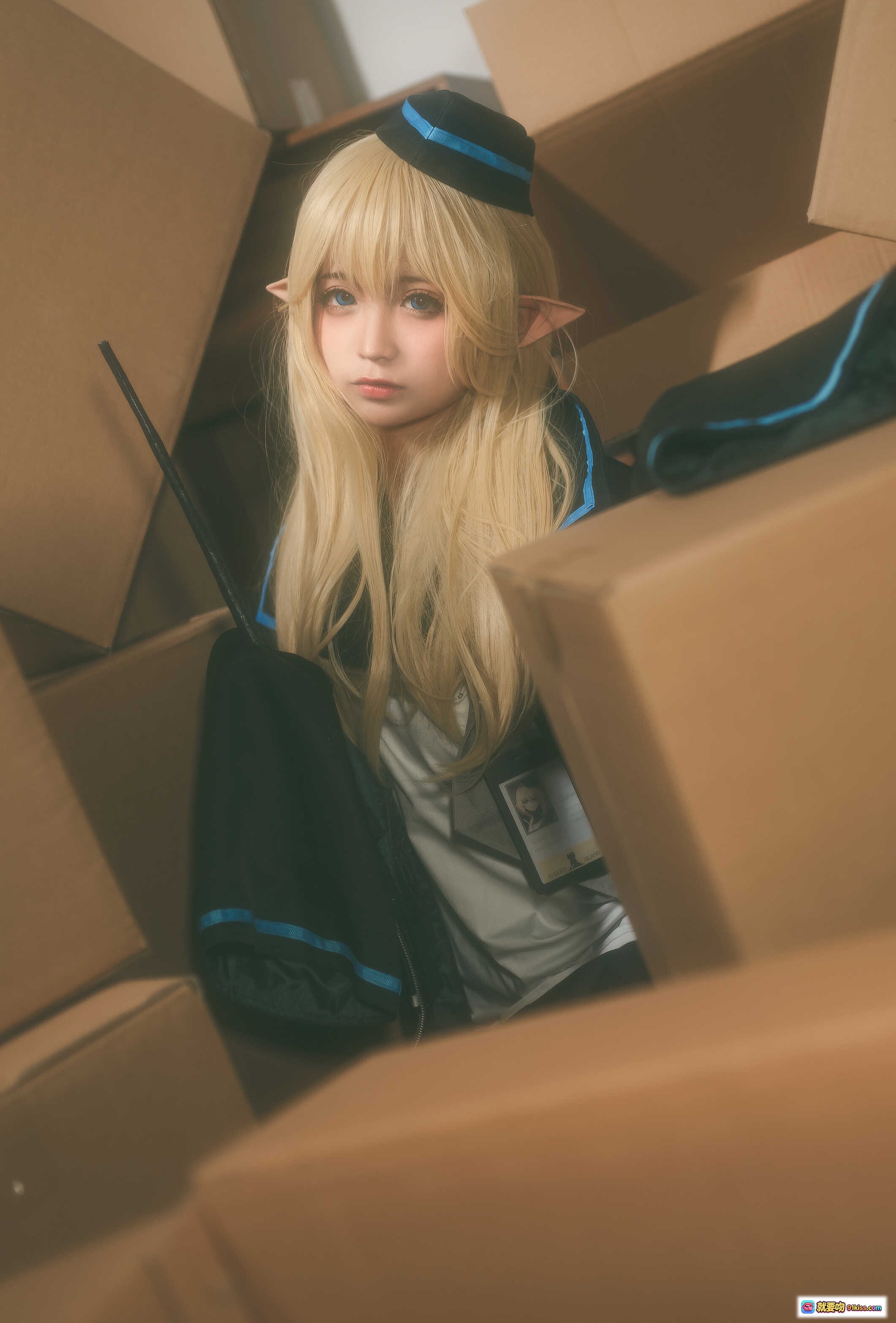 图片[9] - 蠢沫沫NO.011杜林cosplay写真 | 金发精灵耳制服少女 | 黑蓝边校服+工牌 | 纸箱场景私房照 | 41P高清图集 - 就要吻