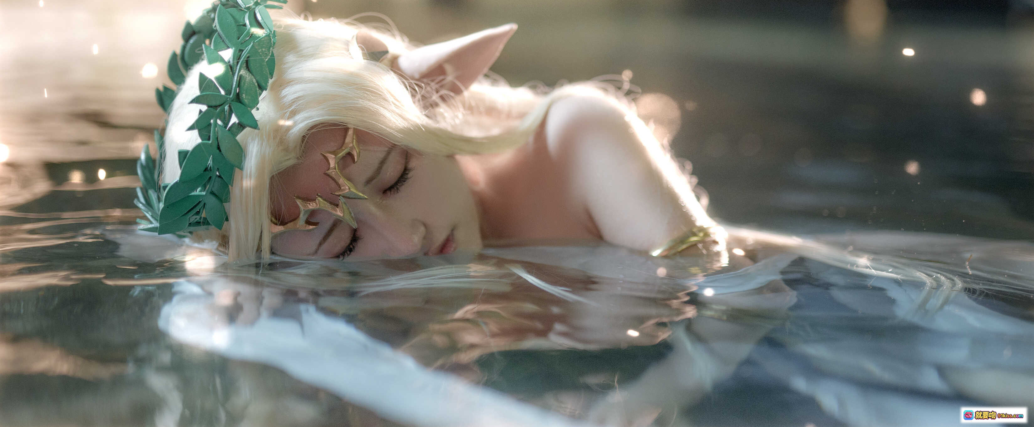 图片[3] - 一笑芳香沁NO.029黑兽白精灵Cosplay写真｜精灵耳叶冠白裙性感跪姿床拍42P高清图集 - 就要吻