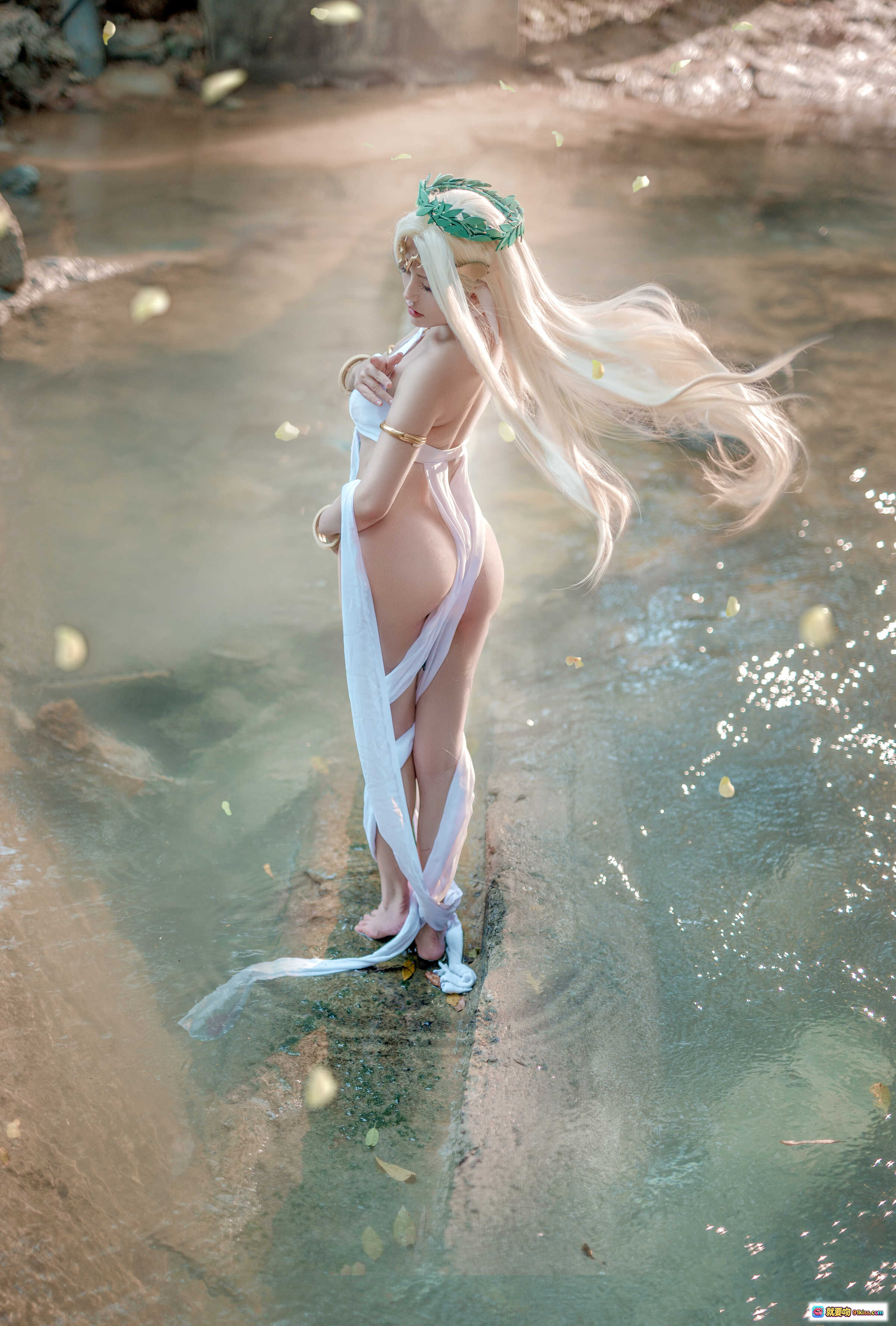 图片[5] - 一笑芳香沁NO.029黑兽白精灵Cosplay写真｜精灵耳叶冠白裙性感跪姿床拍42P高清图集 - 就要吻