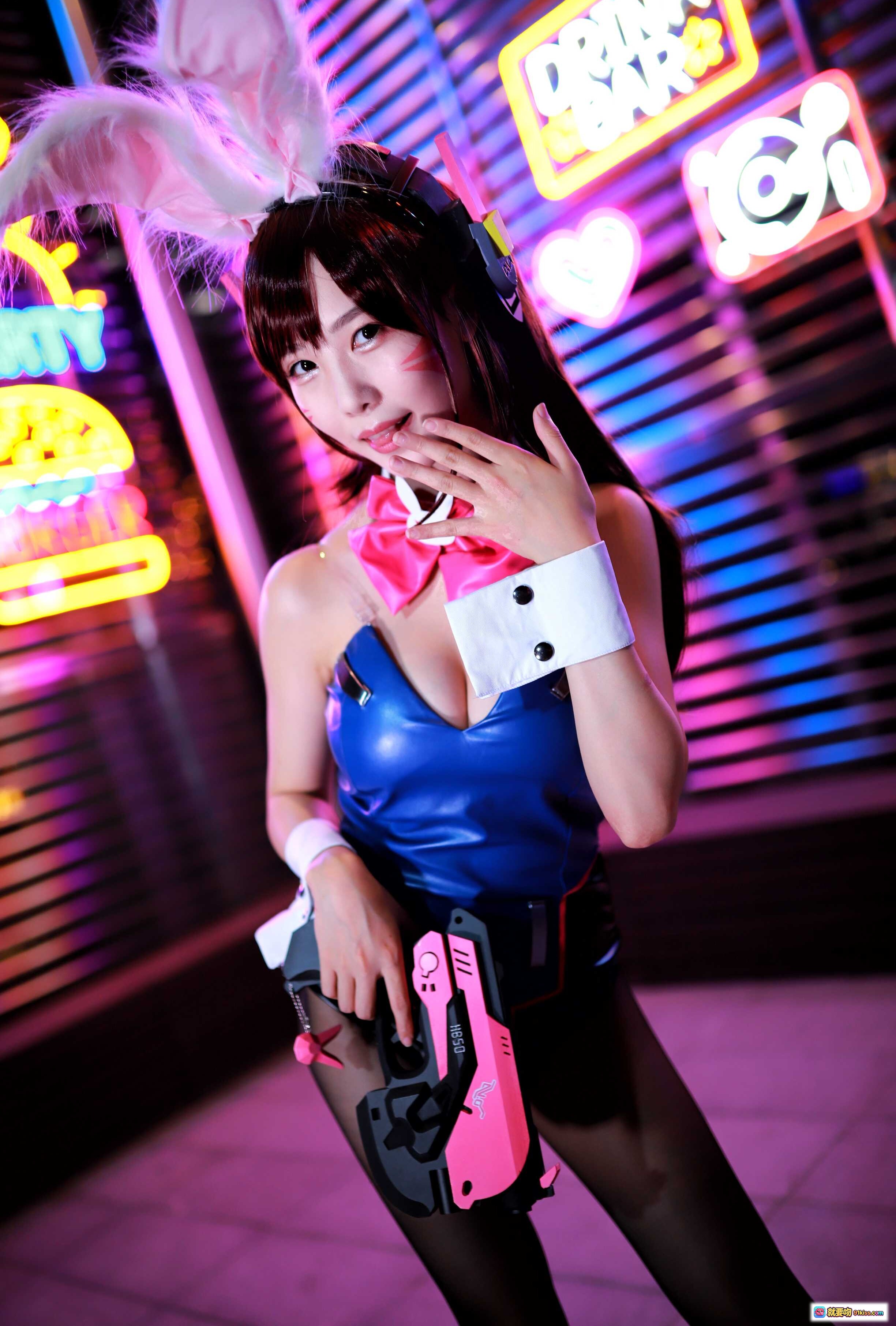 抖娘利世COS DVA NO.042 | 蓝色皮质战衣+兔耳头饰+粉色武器 | 霓虹夜景写真 | 30P高清图集 - 就要吻