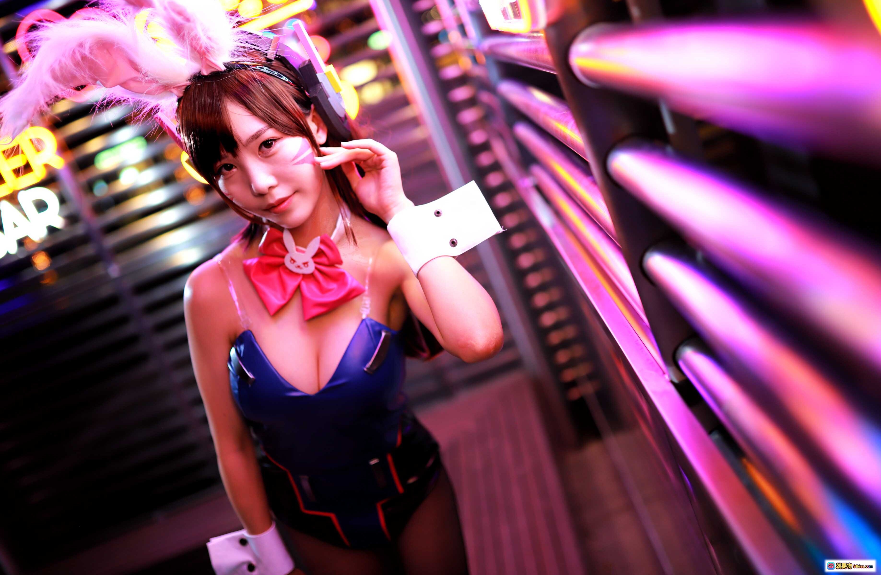 图片[5] - 抖娘利世COS DVA NO.042 | 蓝色皮质战衣+兔耳头饰+粉色武器 | 霓虹夜景写真 | 30P高清图集 - 就要吻