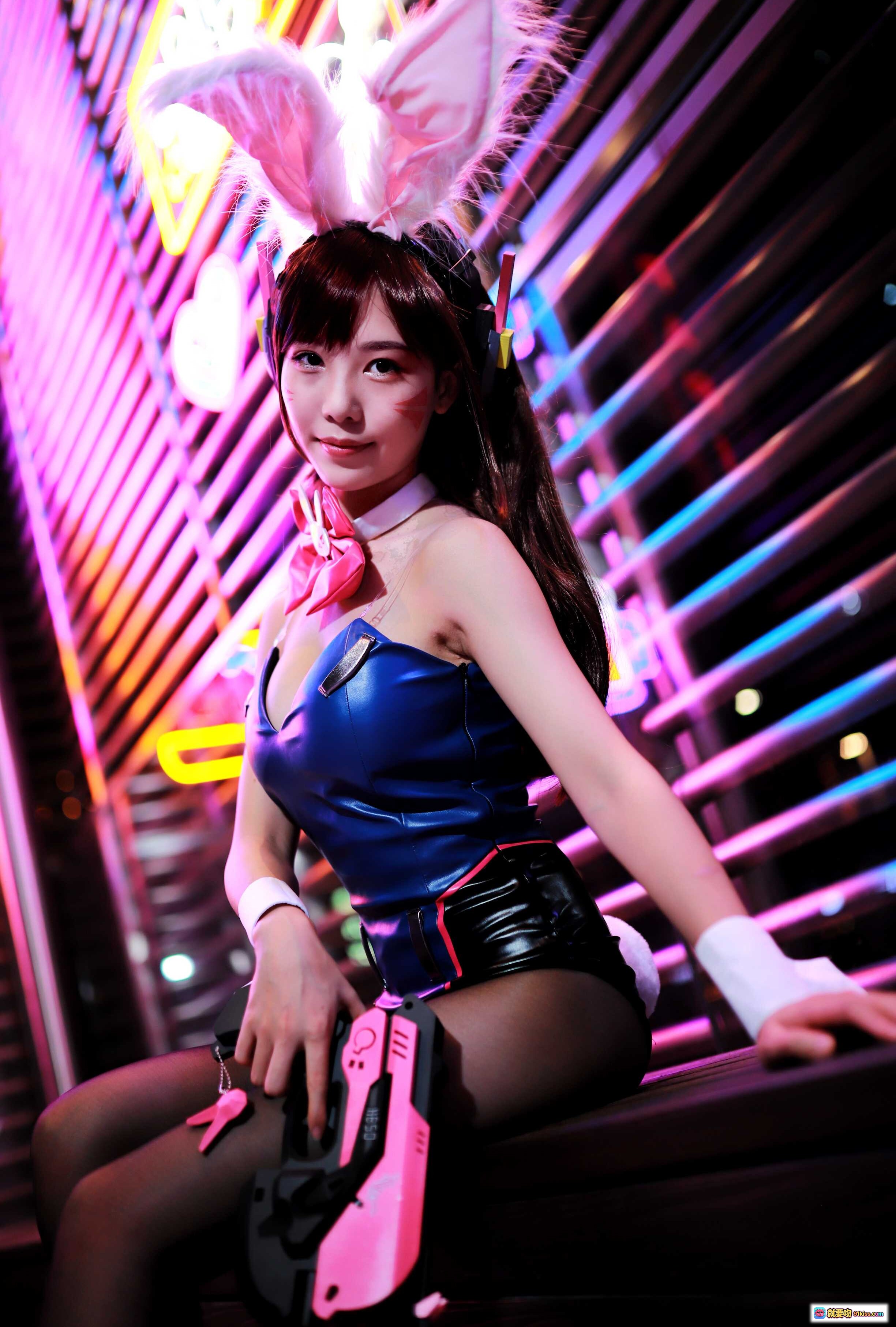 图片[10] - 抖娘利世COS DVA NO.042 | 蓝色皮质战衣+兔耳头饰+粉色武器 | 霓虹夜景写真 | 30P高清图集 - 就要吻