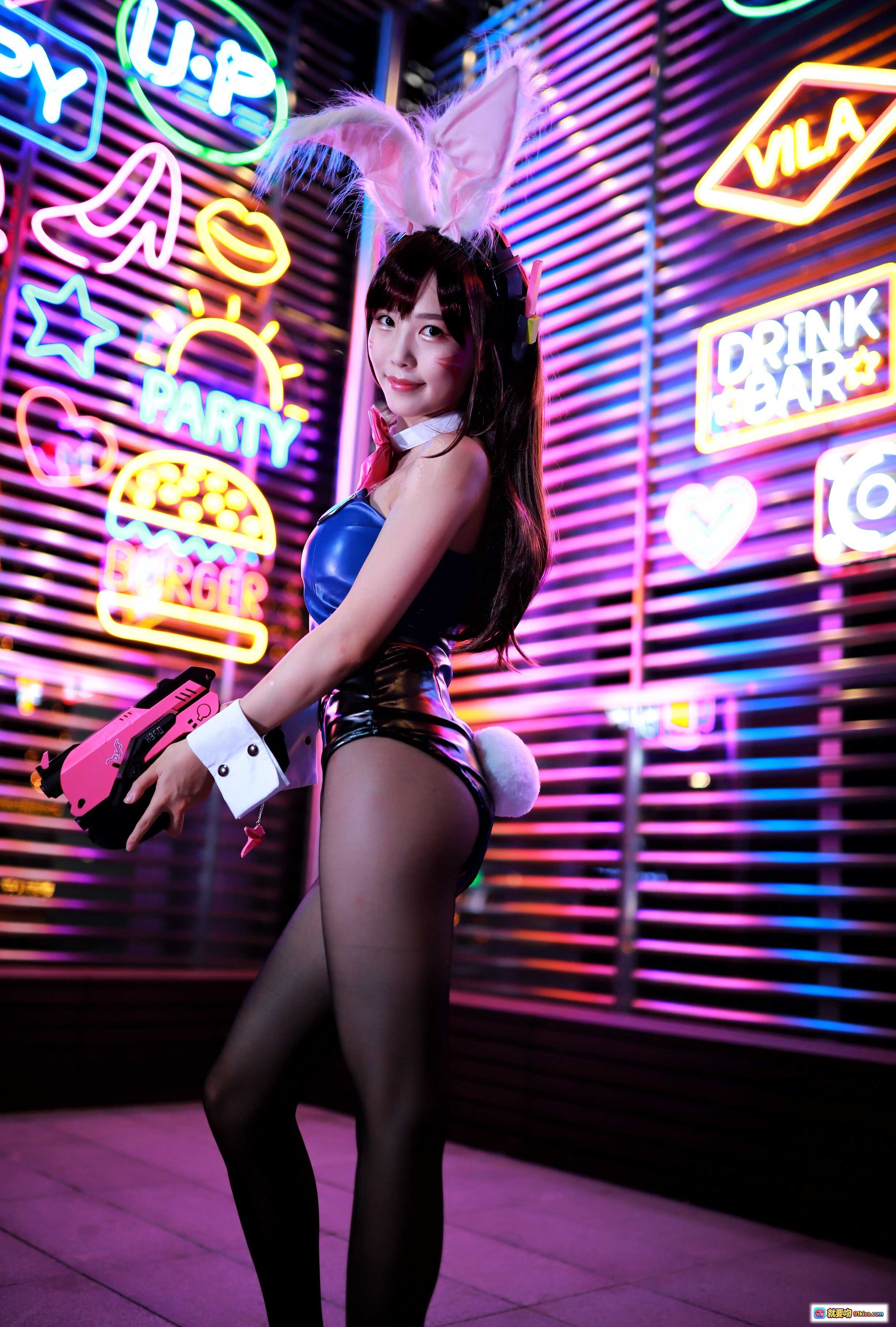 图片[6] - 抖娘利世COS DVA NO.042 | 蓝色皮质战衣+兔耳头饰+粉色武器 | 霓虹夜景写真 | 30P高清图集 - 就要吻