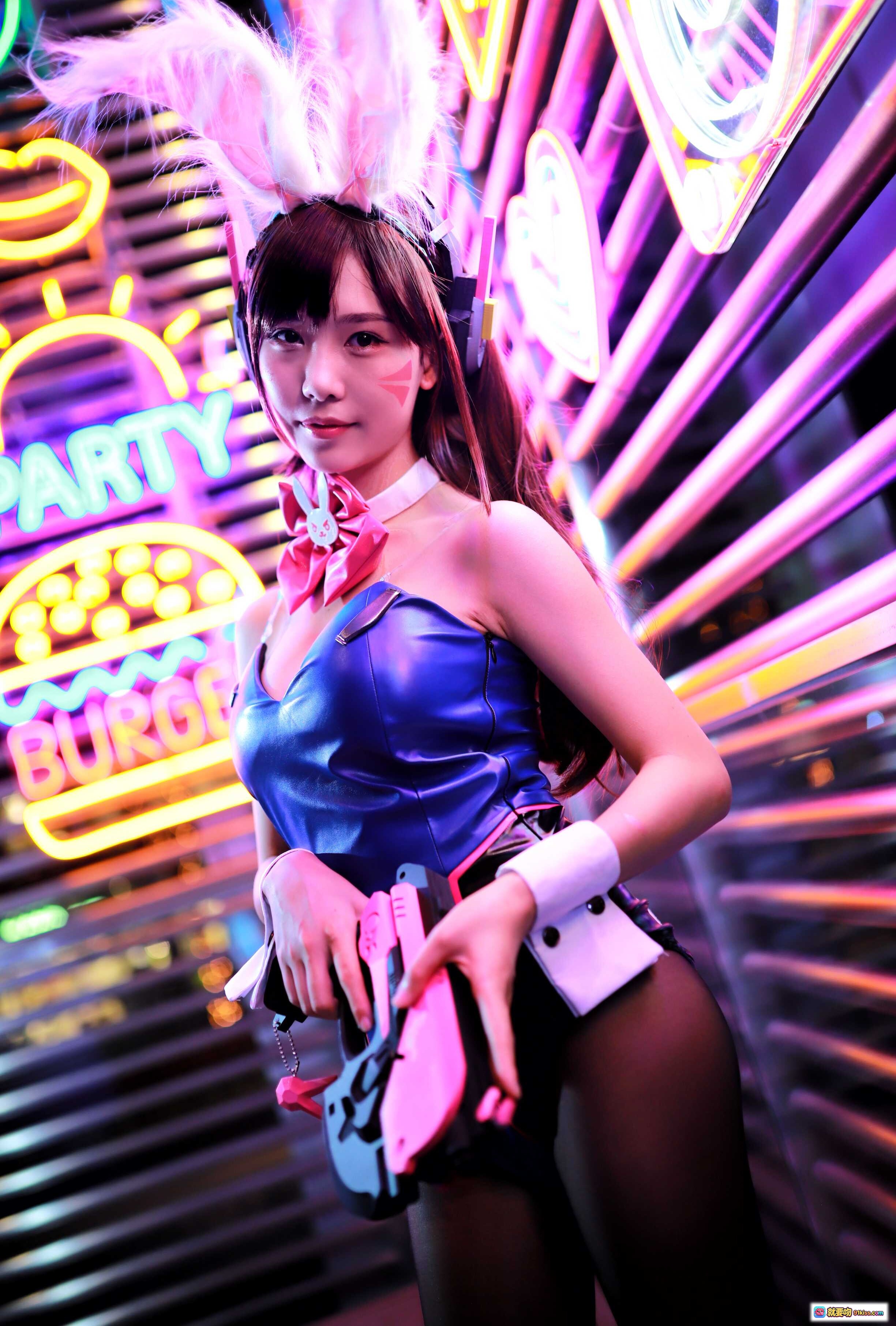 图片[9] - 抖娘利世COS DVA NO.042 | 蓝色皮质战衣+兔耳头饰+粉色武器 | 霓虹夜景写真 | 30P高清图集 - 就要吻