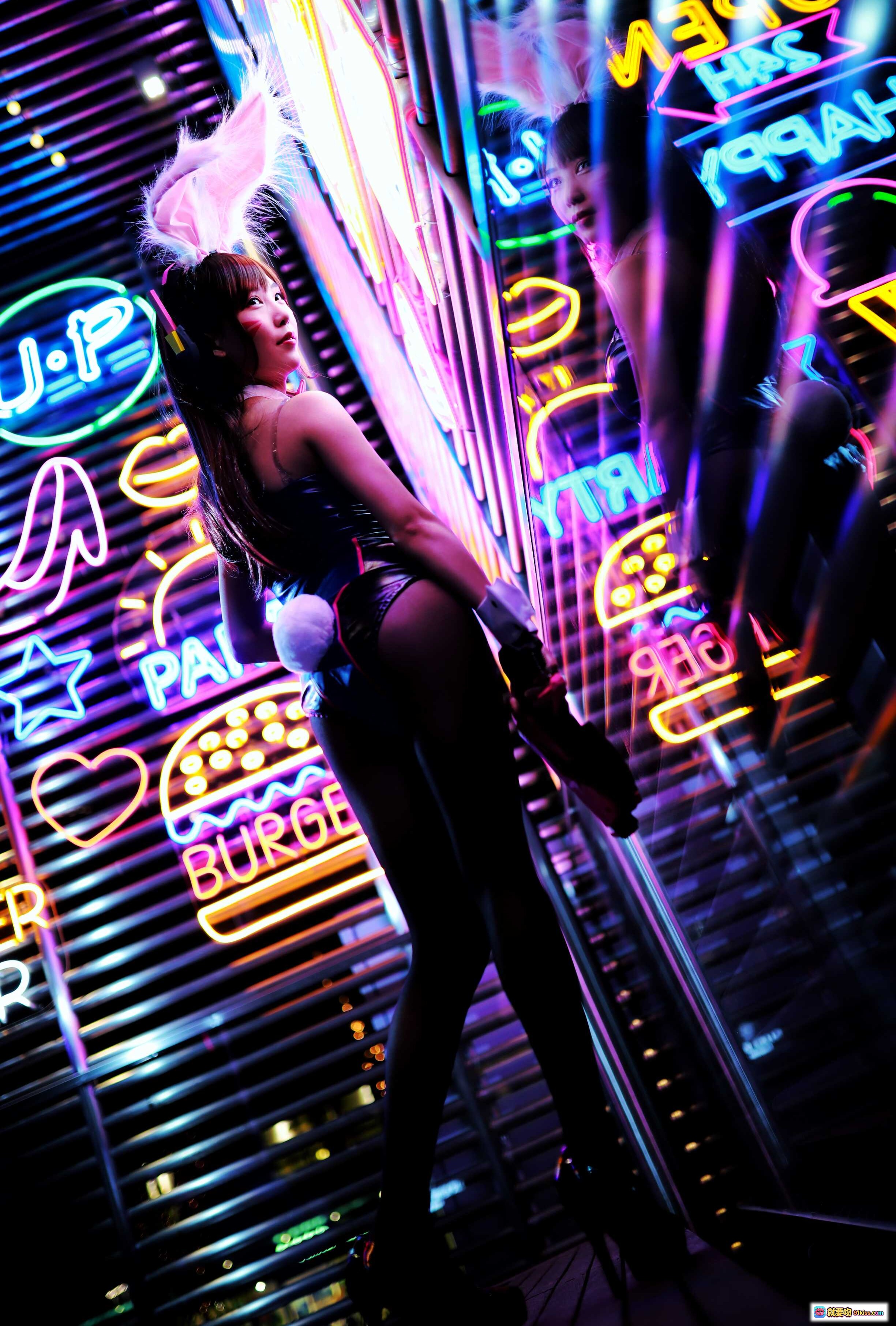 图片[3] - 抖娘利世COS DVA NO.042 | 蓝色皮质战衣+兔耳头饰+粉色武器 | 霓虹夜景写真 | 30P高清图集 - 就要吻