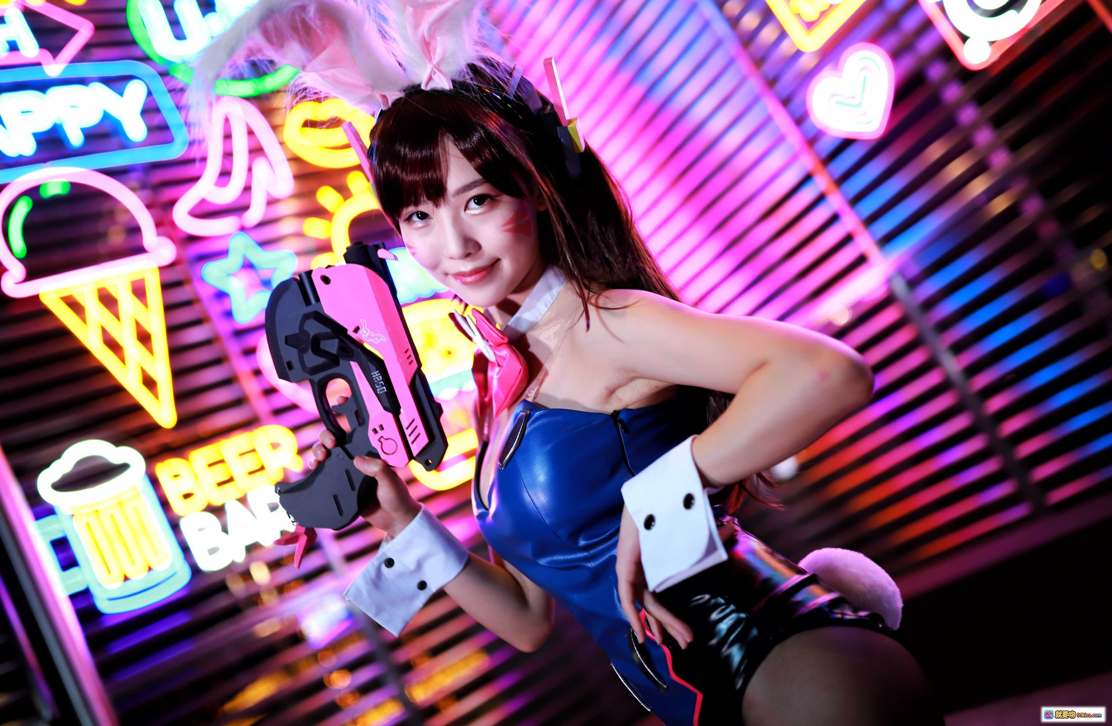 图片[8] - 抖娘利世COS DVA NO.042 | 蓝色皮质战衣+兔耳头饰+粉色武器 | 霓虹夜景写真 | 30P高清图集 - 就要吻