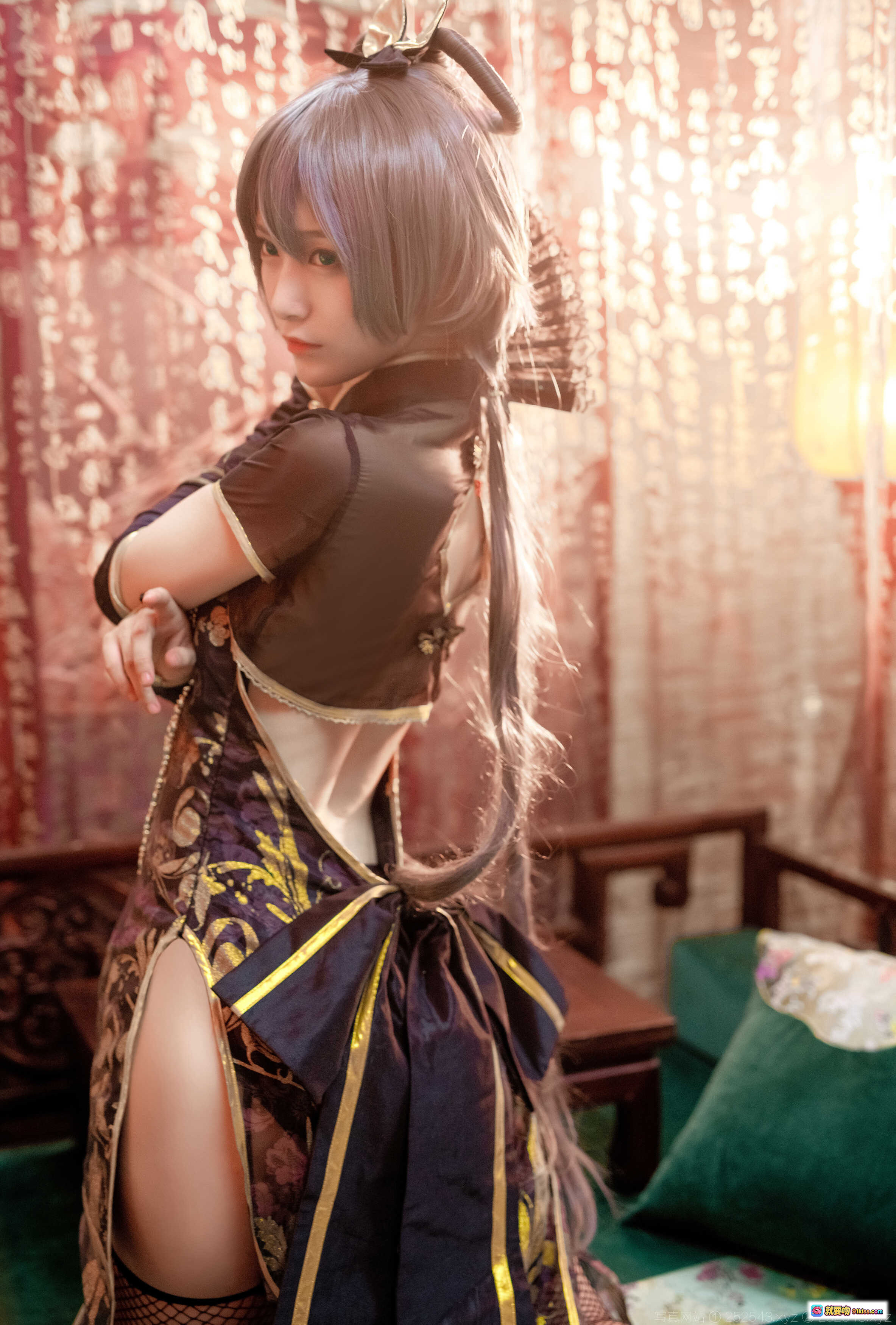 图片[5] - 洛天依cos铁板烧鬼舞w NO.008 旗袍黑丝高跟古典风写真14P 208M 精美场景布景秋枫灯笼书堆氛围感 - 就要吻