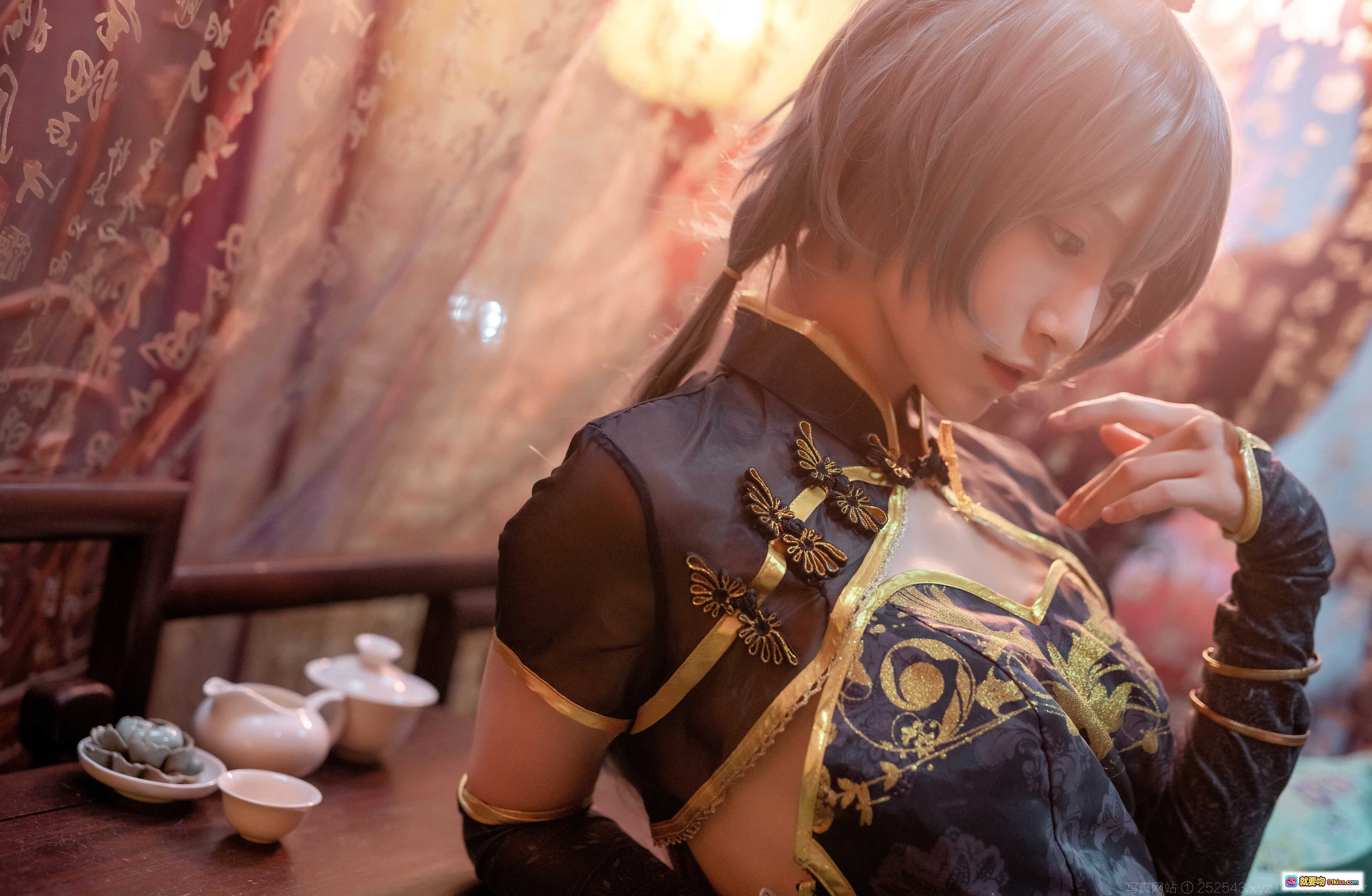 图片[8] - 洛天依cos铁板烧鬼舞w NO.008 旗袍黑丝高跟古典风写真14P 208M 精美场景布景秋枫灯笼书堆氛围感 - 就要吻