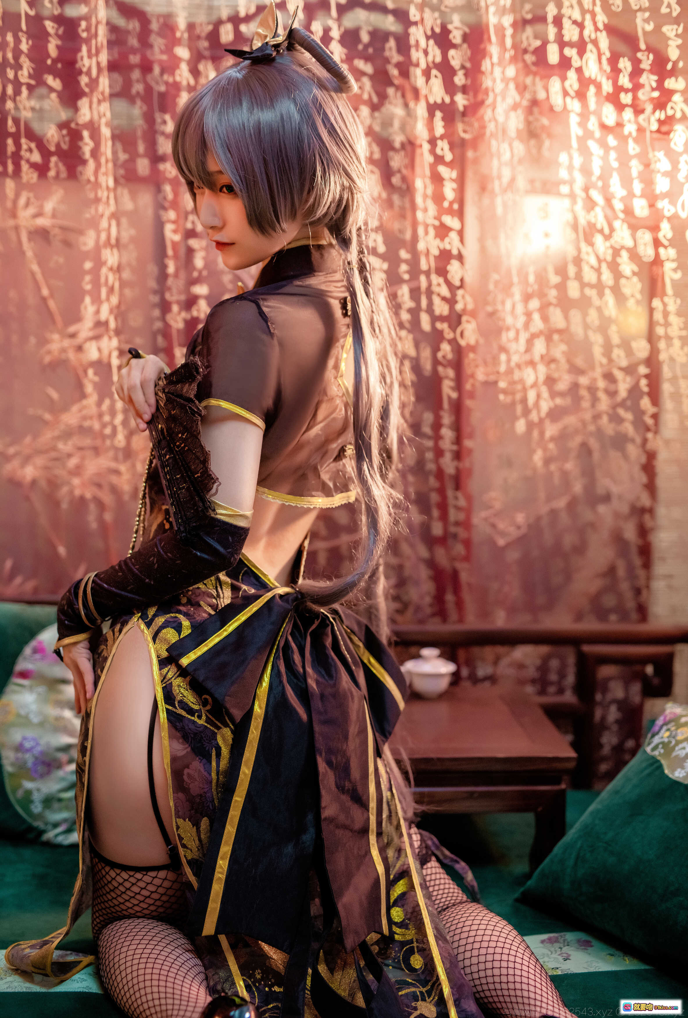 图片[9] - 洛天依cos铁板烧鬼舞w NO.008 旗袍黑丝高跟古典风写真14P 208M 精美场景布景秋枫灯笼书堆氛围感 - 就要吻