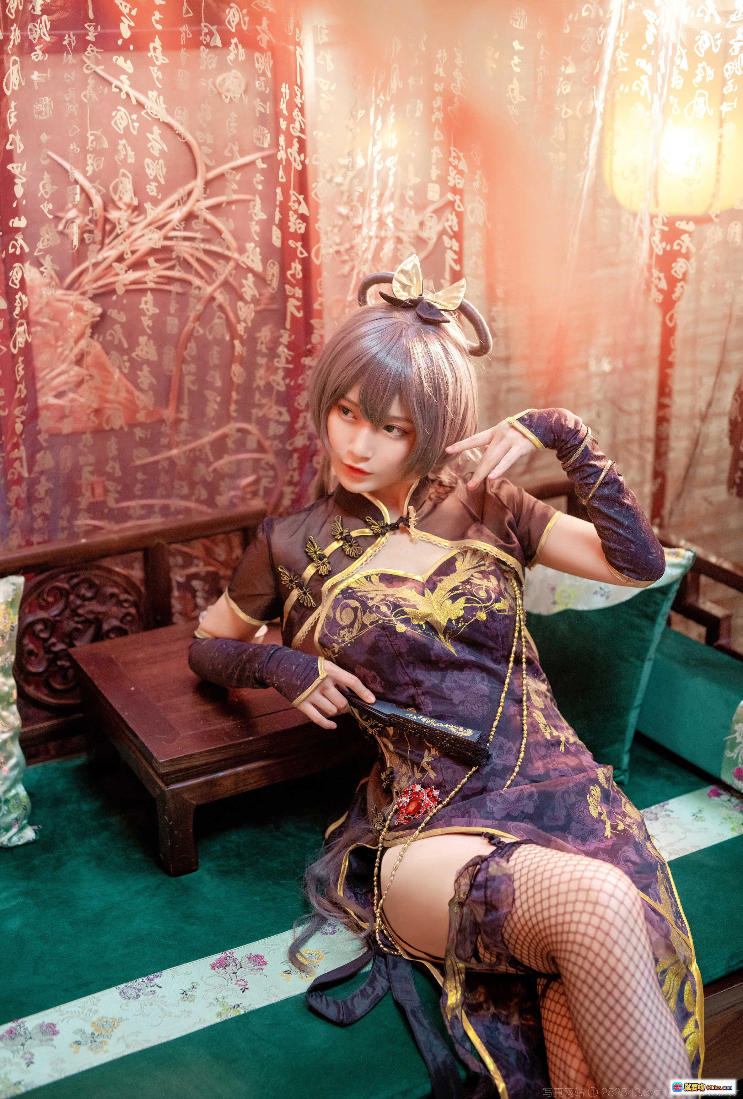 图片[7] - 洛天依cos铁板烧鬼舞w NO.008 旗袍黑丝高跟古典风写真14P 208M 精美场景布景秋枫灯笼书堆氛围感 - 就要吻