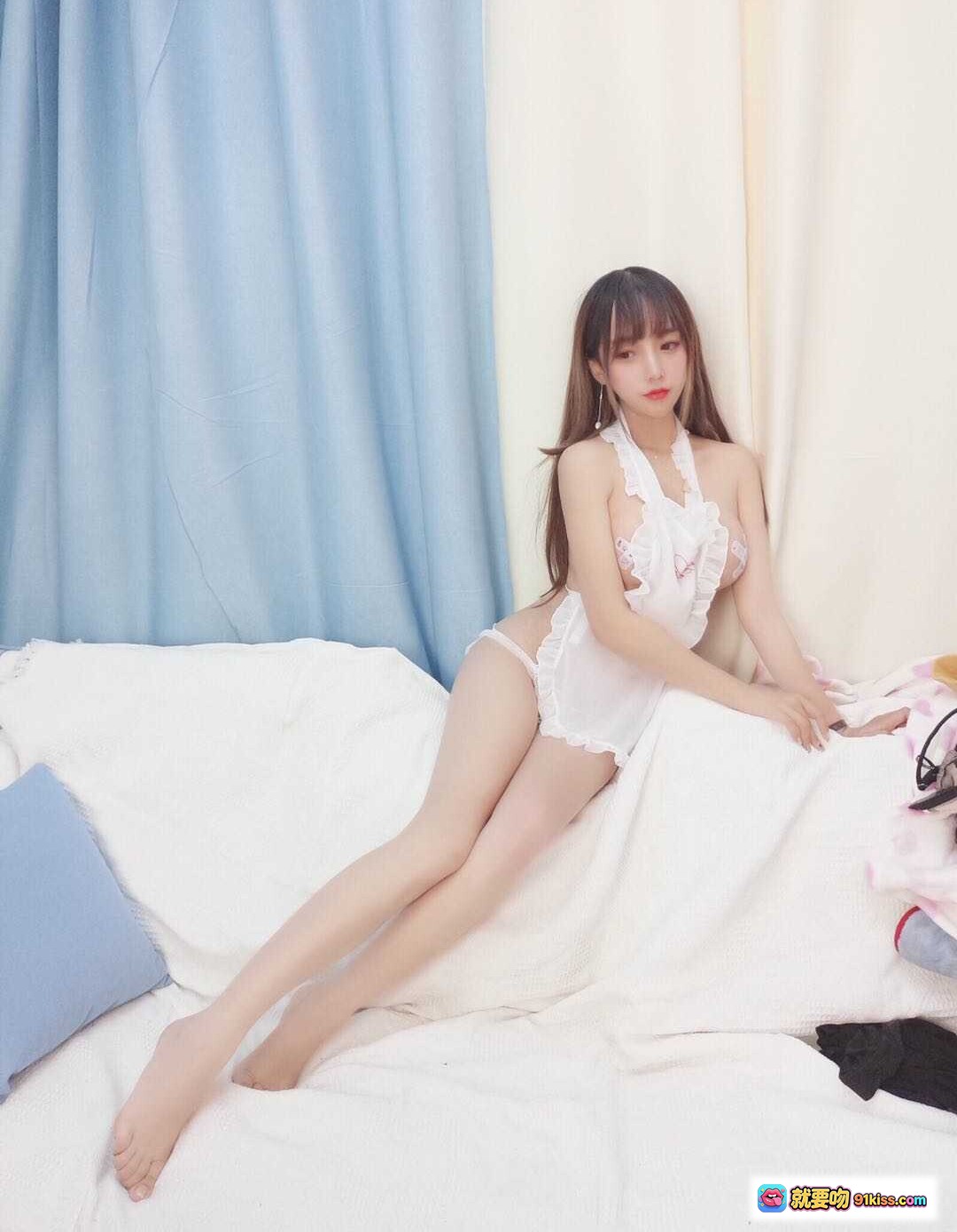 图片[2] - 过期米线线喵054米线肚兜女仆写真｜白袜美腿少女床上私房照｜粉色爱心毯温柔氛围感 - 就要吻