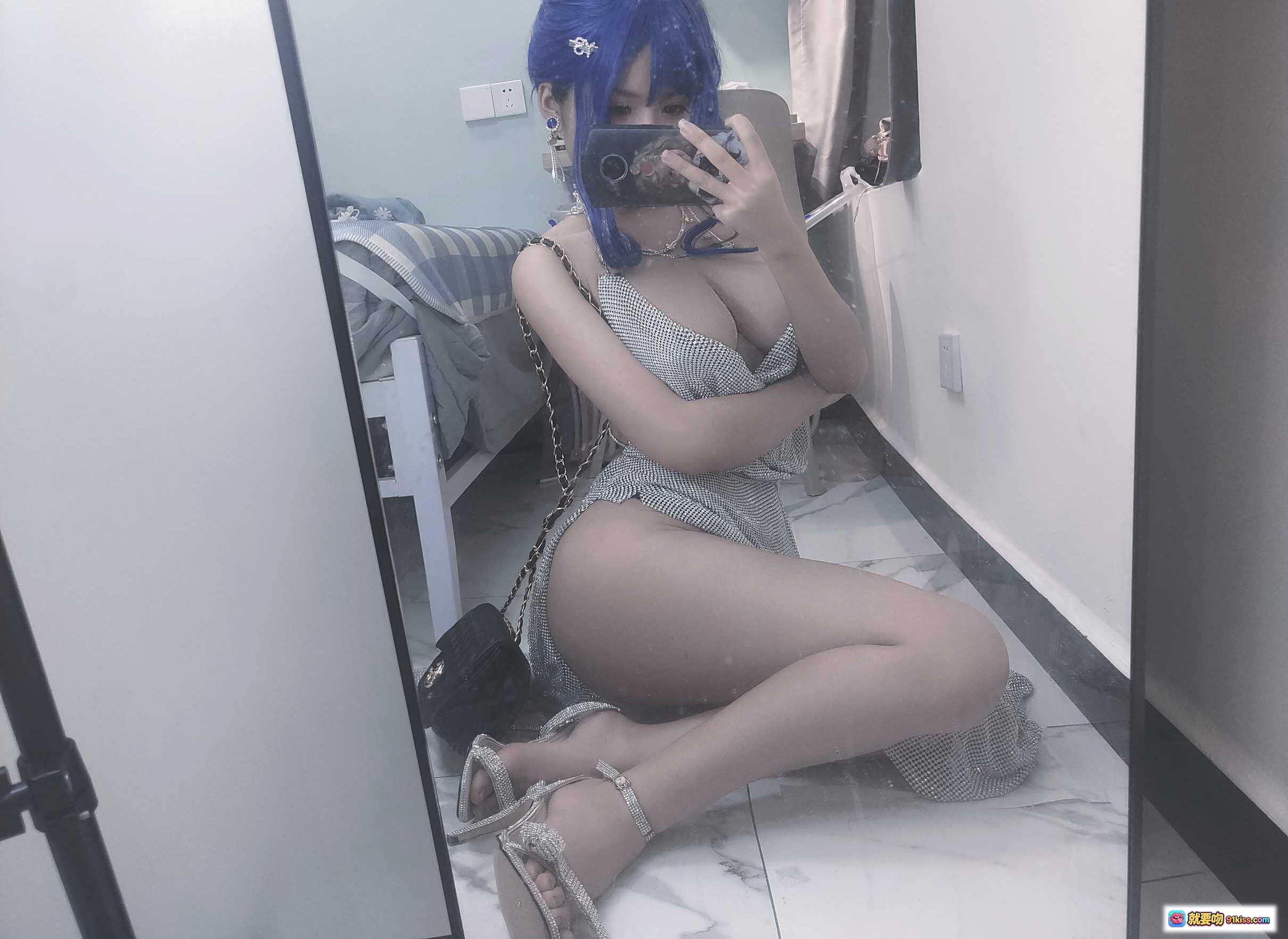 图片[9] - 一笑芳香沁 NO.014 圣路易斯蓝发美女性感写真 36P高清图集 白毛绒外套闪耀吊带 舞台灯光氛围感大片 - 就要吻